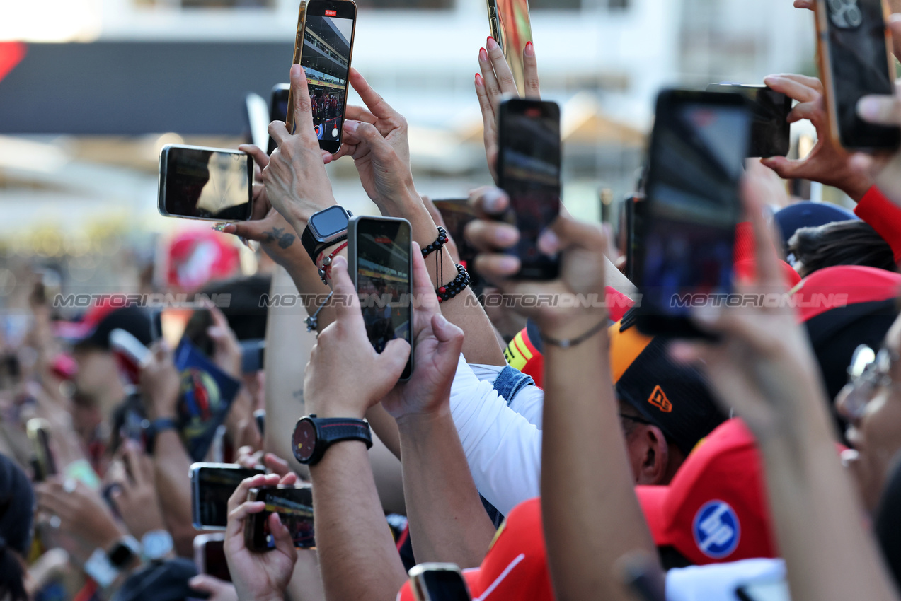 GP MESSICO, Circuit Atmosfera - fans in the pits.
23.10.2025. Formula 1 World Championship, Rd 20, Mexican Grand Prix, Mexico City, Mexico, Preparation Day.
- www.xpbimages.com, EMail: requests@xpbimages.com © Copyright: Moy / XPB Images