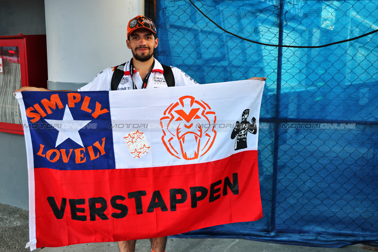 GP MESSICO, Circuit Atmosfera - A Max Verstappen (NLD) Red Bull Racing fan with a flag.

23.10.2025. Formula 1 World Championship, Rd 20, Mexican Grand Prix, Mexico City, Mexico, Preparation Day.

- www.xpbimages.com, EMail: requests@xpbimages.com © Copyright: Batchelor / XPB Images