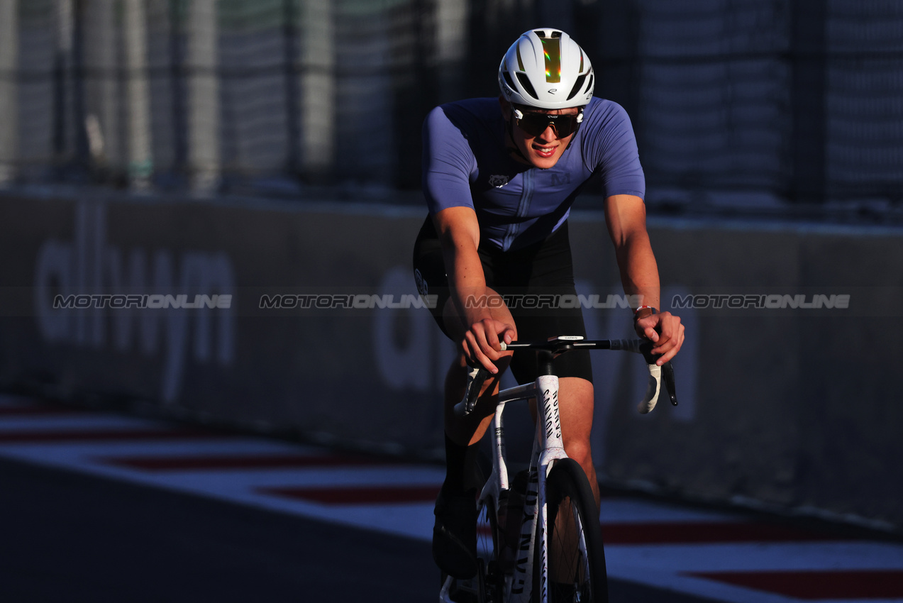GP MESSICO, Oliver Bearman (GBR) Haas F1 Team rides the circuit.

23.10.2025. Formula 1 World Championship, Rd 20, Mexican Grand Prix, Mexico City, Mexico, Preparation Day.

- www.xpbimages.com, EMail: requests@xpbimages.com © Copyright: Bearne / XPB Images