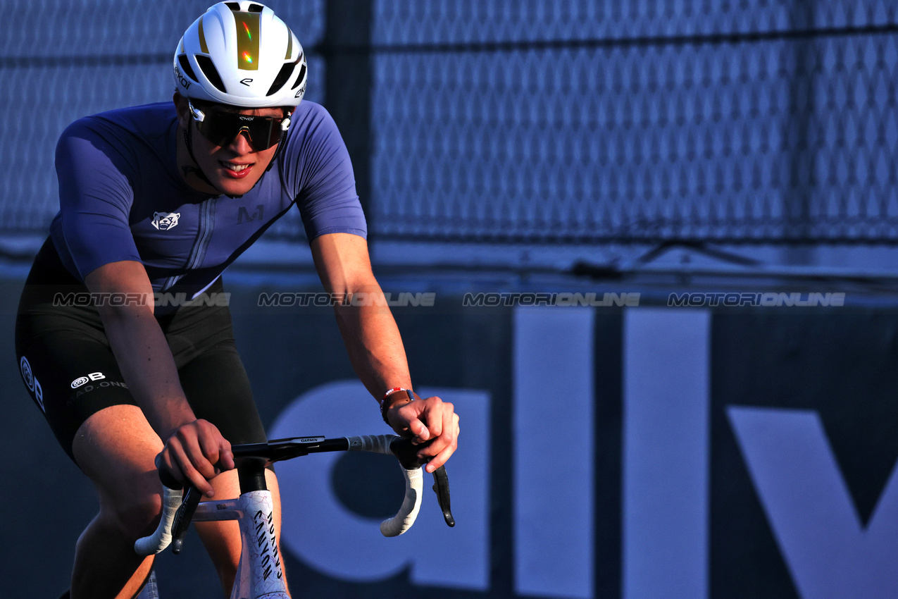 GP MESSICO, Oliver Bearman (GBR) Haas F1 Team rides the circuit.
23.10.2025. Formula 1 World Championship, Rd 20, Mexican Grand Prix, Mexico City, Mexico, Preparation Day.
- www.xpbimages.com, EMail: requests@xpbimages.com © Copyright: Bearne / XPB Images