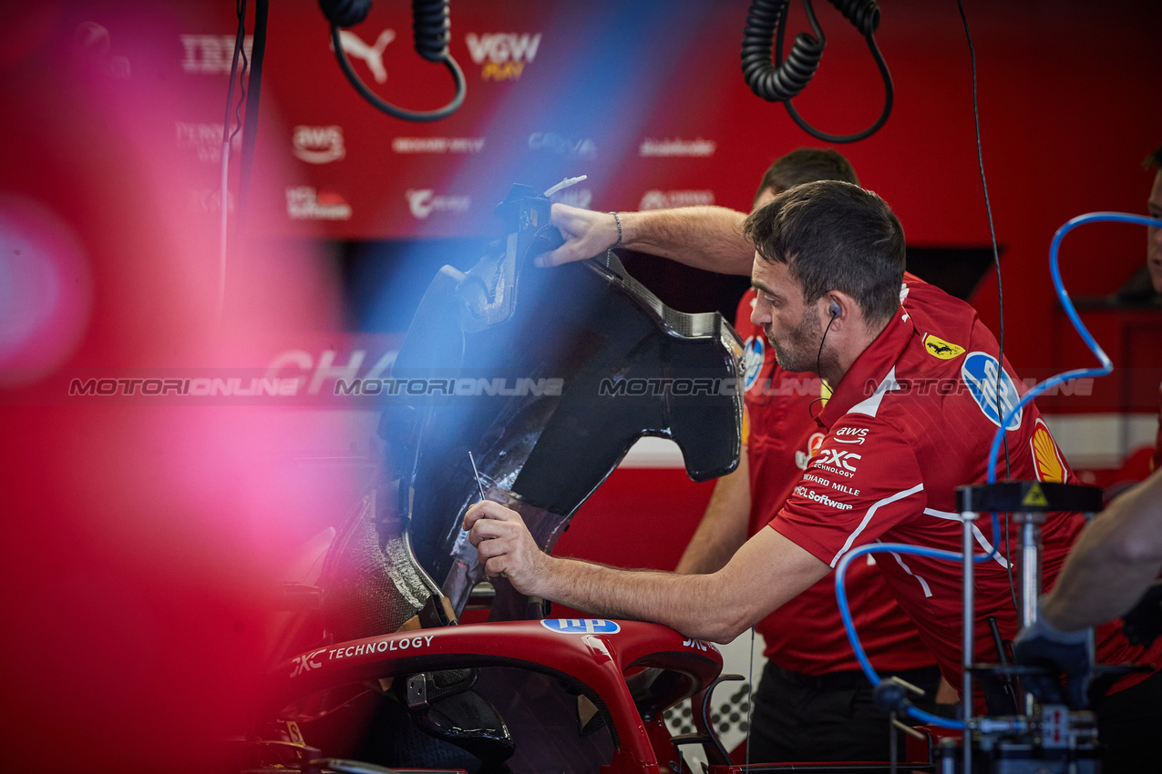 GP MESSICO, Ferrari mechanic.

23.10.2025. Formula 1 World Championship, Rd 20, Mexican Grand Prix, Mexico City, Mexico, Preparation Day.

- www.xpbimages.com, EMail: requests@xpbimages.com © Copyright: XPB Images