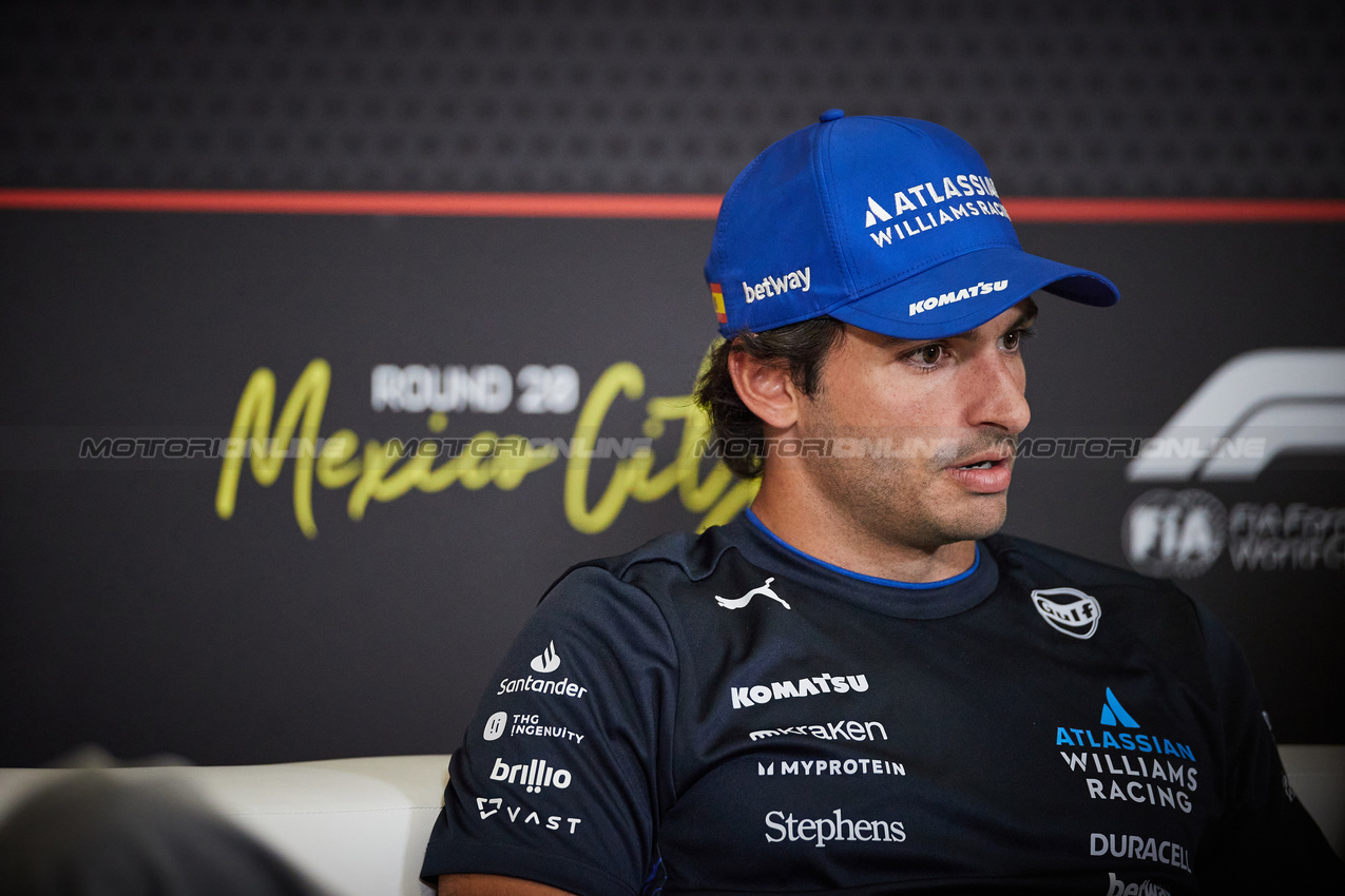 GP MESSICO, Carlos Sainz (ESP) Atlassian Williams Racing in the FIA Press Conference.

23.10.2025. Formula 1 World Championship, Rd 20, Mexican Grand Prix, Mexico City, Mexico, Preparation Day.

- www.xpbimages.com, EMail: requests@xpbimages.com © Copyright: XPB Images