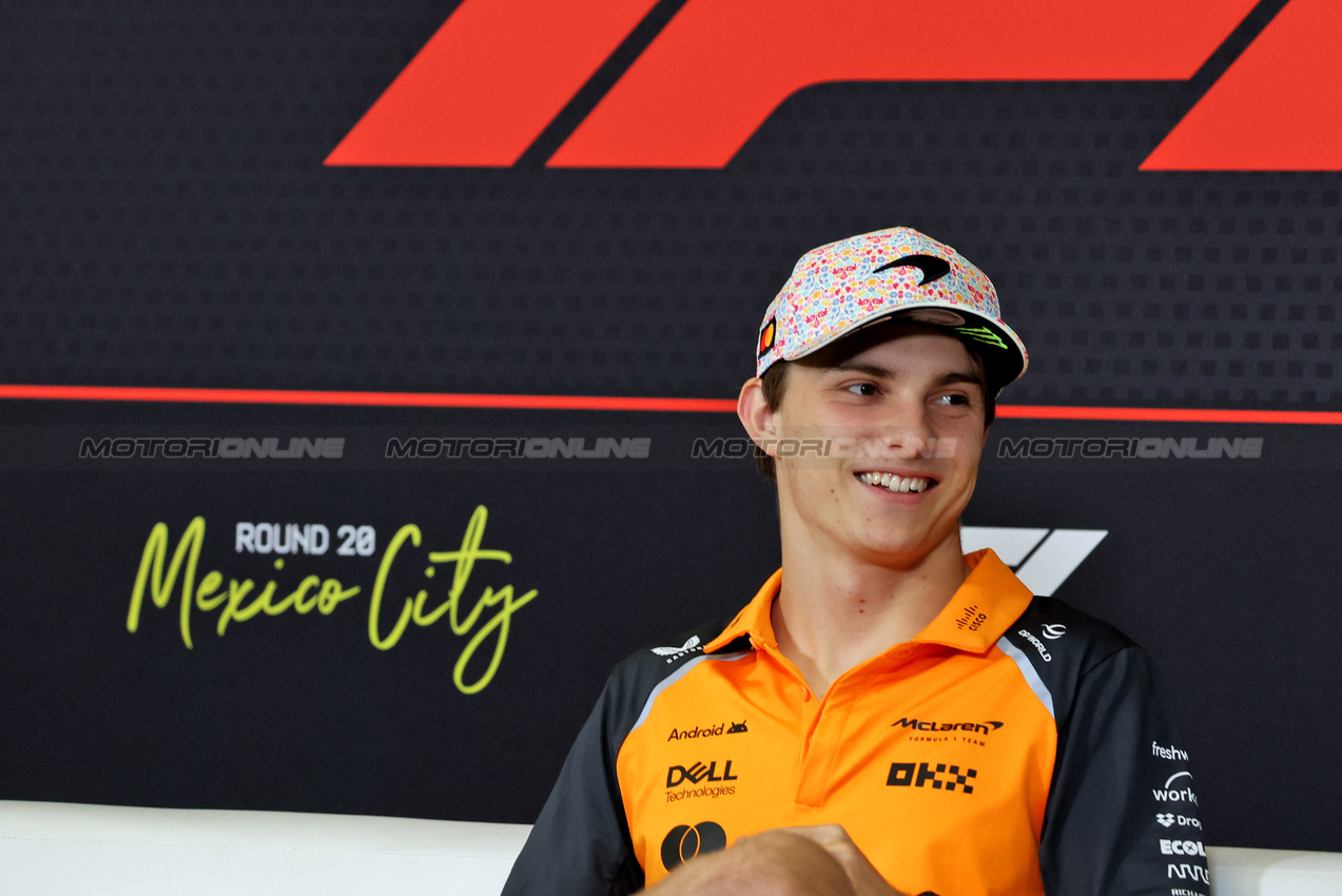 GP MESSICO, Oscar Piastri (AUS) McLaren in the FIA Press Conference.
23.10.2025. Formula 1 World Championship, Rd 20, Mexican Grand Prix, Mexico City, Mexico, Preparation Day.
- www.xpbimages.com, EMail: requests@xpbimages.com © Copyright: Bearne / XPB Images