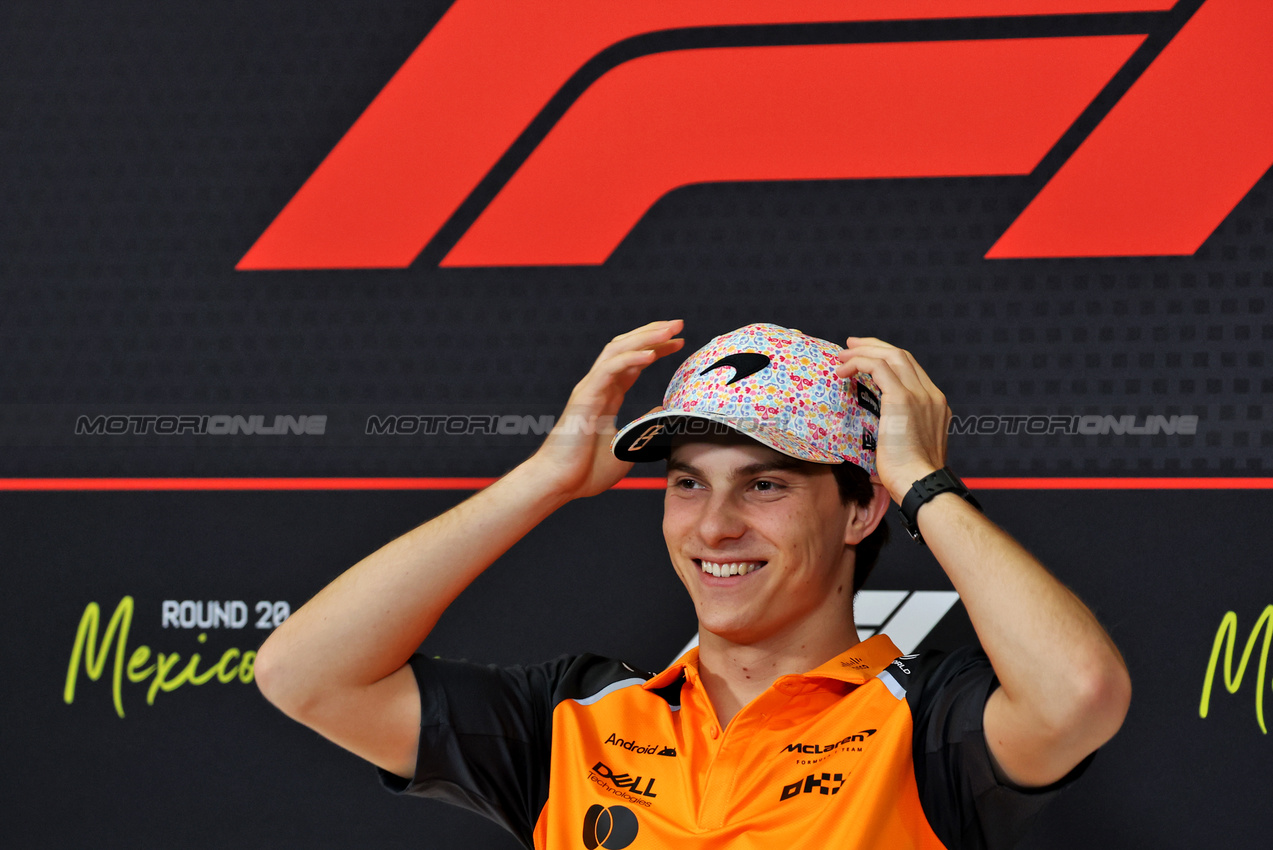 GP MESSICO, Oscar Piastri (AUS) McLaren in the FIA Press Conference.

23.10.2025. Formula 1 World Championship, Rd 20, Mexican Grand Prix, Mexico City, Mexico, Preparation Day.

- www.xpbimages.com, EMail: requests@xpbimages.com © Copyright: Bearne / XPB Images