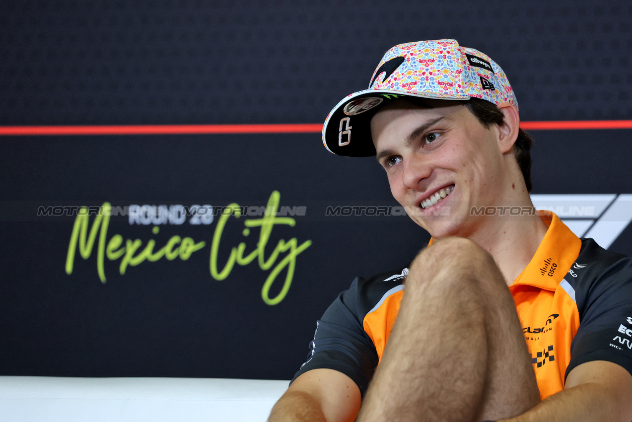 GP MESSICO, Oscar Piastri (AUS) McLaren in the FIA Press Conference.

23.10.2025. Formula 1 World Championship, Rd 20, Mexican Grand Prix, Mexico City, Mexico, Preparation Day.

- www.xpbimages.com, EMail: requests@xpbimages.com © Copyright: Bearne / XPB Images