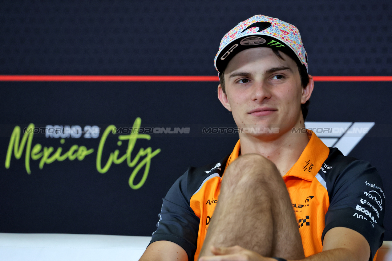 GP MESSICO, Oscar Piastri (AUS) McLaren in the FIA Press Conference.

23.10.2025. Formula 1 World Championship, Rd 20, Mexican Grand Prix, Mexico City, Mexico, Preparation Day.

- www.xpbimages.com, EMail: requests@xpbimages.com © Copyright: Bearne / XPB Images