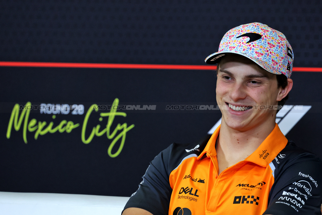 GP MESSICO, Oscar Piastri (AUS) McLaren in the FIA Press Conference.
23.10.2025. Formula 1 World Championship, Rd 20, Mexican Grand Prix, Mexico City, Mexico, Preparation Day.
- www.xpbimages.com, EMail: requests@xpbimages.com © Copyright: Bearne / XPB Images