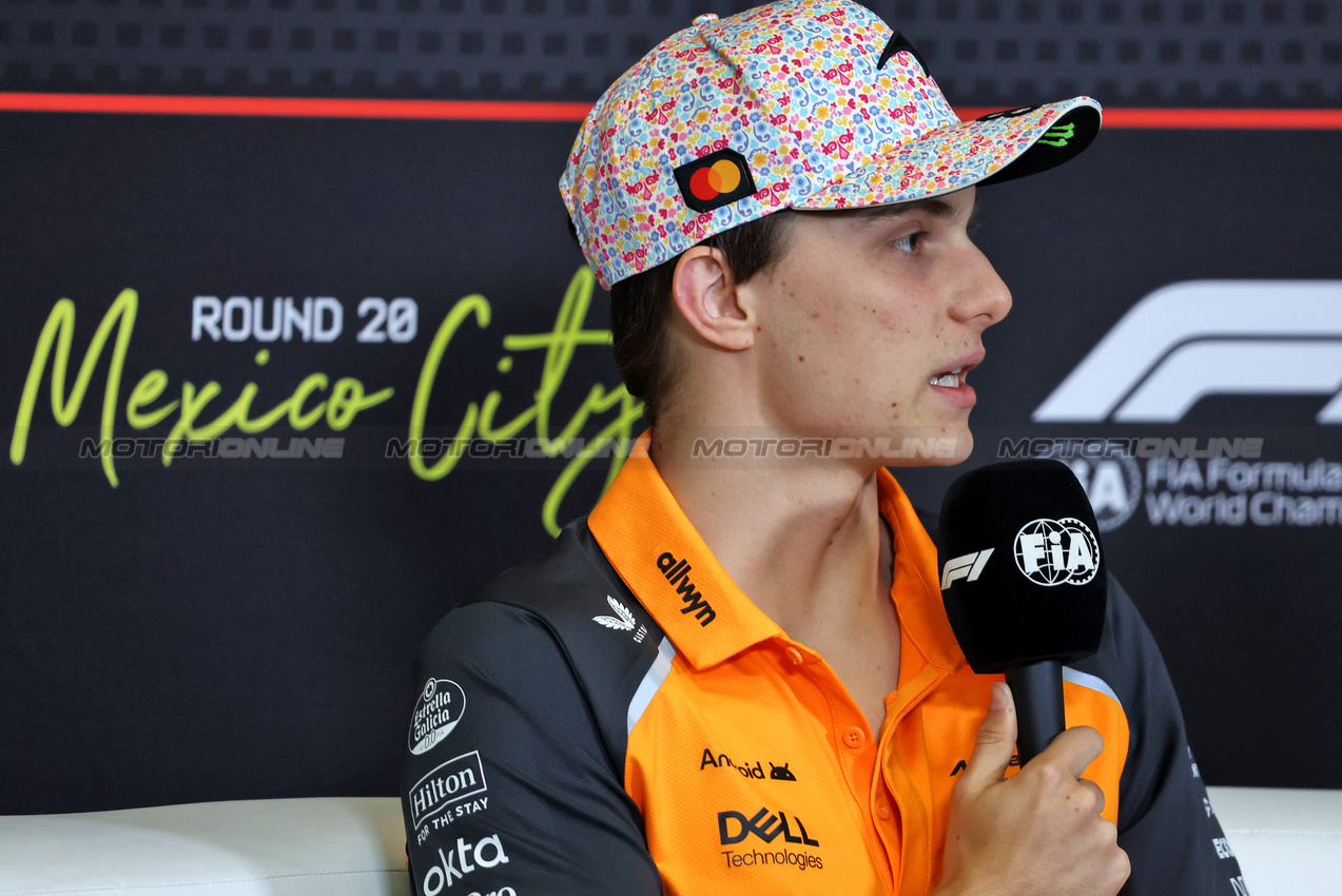 GP MESSICO, Oscar Piastri (AUS) McLaren in the FIA Press Conference.
23.10.2025. Formula 1 World Championship, Rd 20, Mexican Grand Prix, Mexico City, Mexico, Preparation Day.
- www.xpbimages.com, EMail: requests@xpbimages.com © Copyright: Bearne / XPB Images