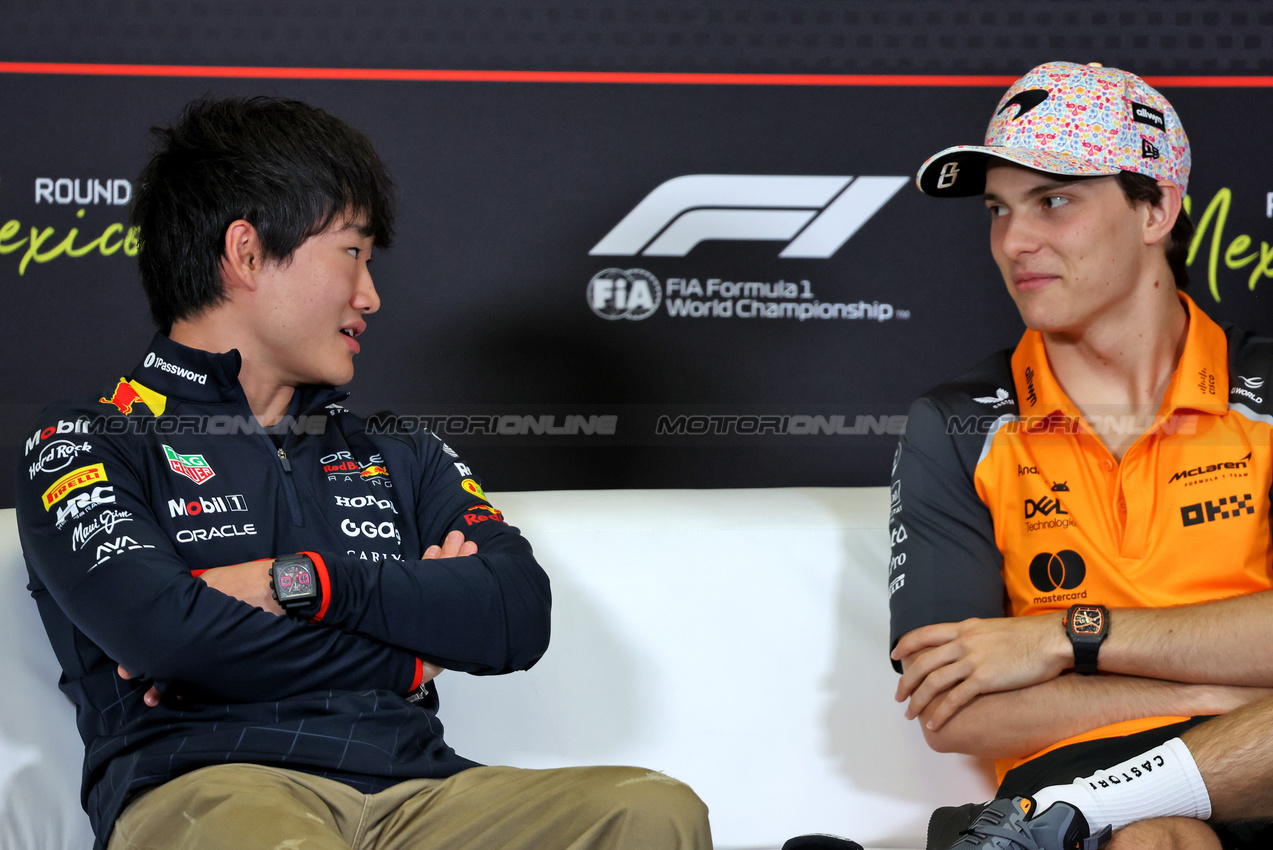 GP MESSICO, (L to R): Yuki Tsunoda (JPN) Red Bull Racing e Oscar Piastri (AUS) McLaren in the FIA Press Conference.

23.10.2025. Formula 1 World Championship, Rd 20, Mexican Grand Prix, Mexico City, Mexico, Preparation Day.

- www.xpbimages.com, EMail: requests@xpbimages.com © Copyright: Bearne / XPB Images