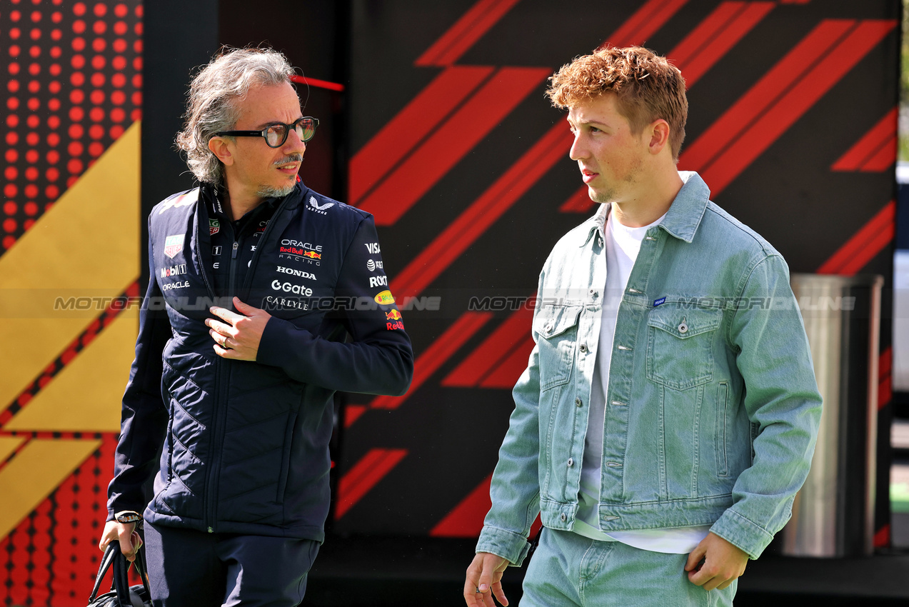 GP MESSICO, (L to R): Laurent Mekies (FRA) Red Bull Racing Team Principal e CEO with Liam Lawson (NZL) Racing Bulls.
23.10.2025. Formula 1 World Championship, Rd 20, Mexican Grand Prix, Mexico City, Mexico, Preparation Day.
- www.xpbimages.com, EMail: requests@xpbimages.com © Copyright: Moy / XPB Images