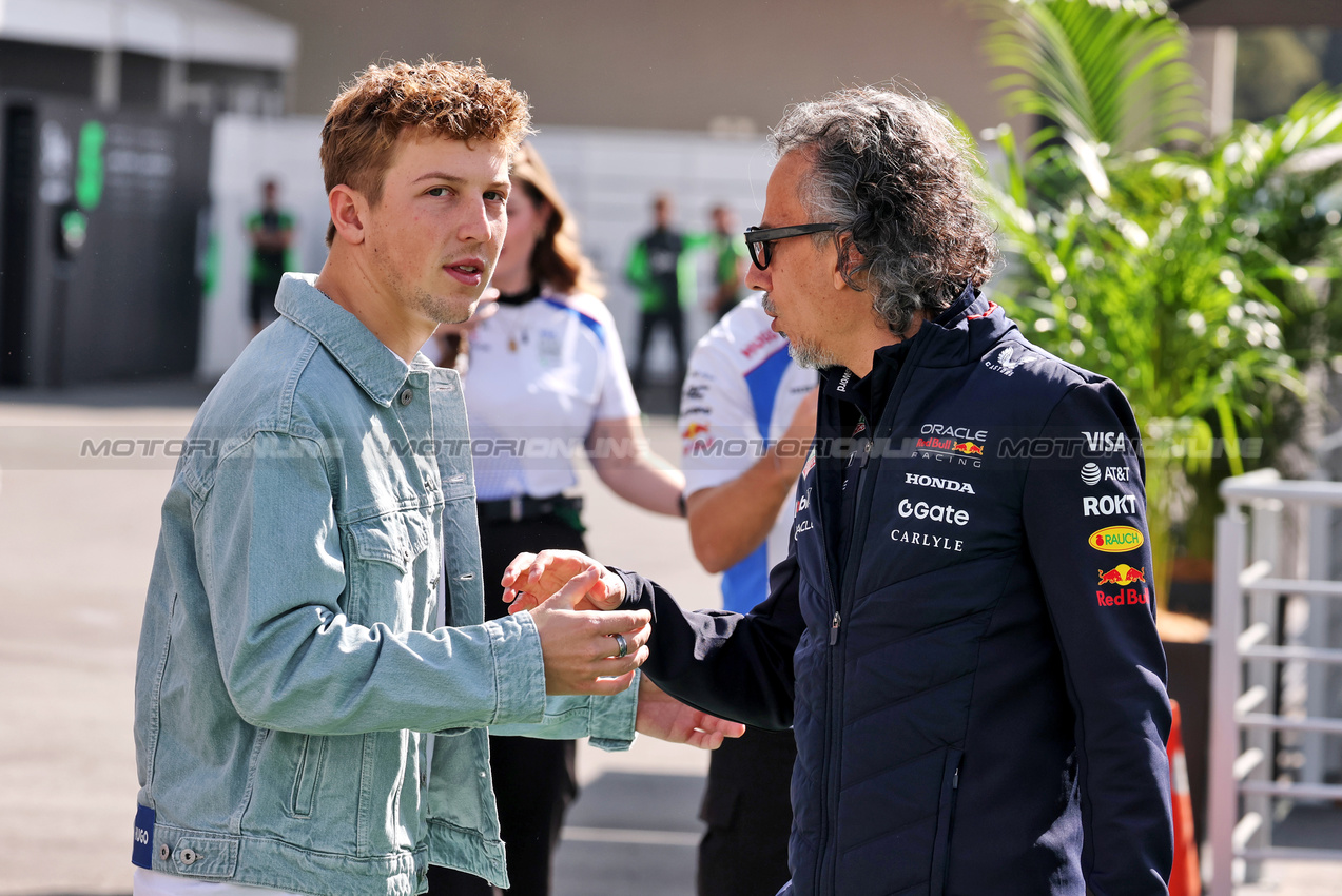 GP MESSICO, (L to R): Liam Lawson (NZL) Racing Bulls with Laurent Mekies (FRA) Red Bull Racing Team Principal e CEO.

23.10.2025. Formula 1 World Championship, Rd 20, Mexican Grand Prix, Mexico City, Mexico, Preparation Day.

- www.xpbimages.com, EMail: requests@xpbimages.com © Copyright: Moy / XPB Images