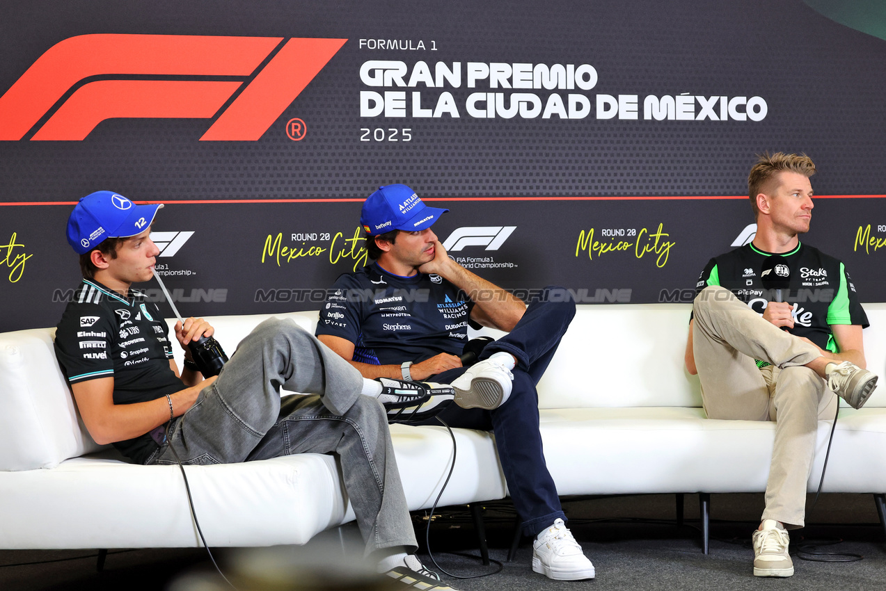 GP MESSICO, (L to R): Andrea Kimi Antonelli (ITA) Mercedes AMG F1; Carlos Sainz (ESP) Atlassian Williams Racing; e Nico Hulkenberg (GER) Sauber, in the FIA Press Conference.

23.10.2025. Formula 1 World Championship, Rd 20, Mexican Grand Prix, Mexico City, Mexico, Preparation Day.

- www.xpbimages.com, EMail: requests@xpbimages.com © Copyright: Bearne / XPB Images
