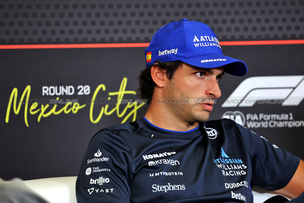GP MESSICO, Carlos Sainz (ESP) Atlassian Williams Racing in the FIA Press Conference.
23.10.2025. Formula 1 World Championship, Rd 20, Mexican Grand Prix, Mexico City, Mexico, Preparation Day.
- www.xpbimages.com, EMail: requests@xpbimages.com © Copyright: Bearne / XPB Images