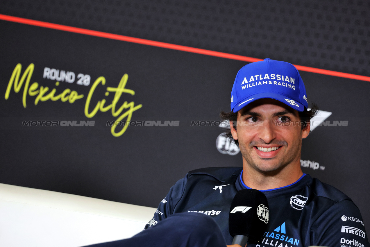 GP MESSICO, Carlos Sainz (ESP) Atlassian Williams Racing in the FIA Press Conference.
23.10.2025. Formula 1 World Championship, Rd 20, Mexican Grand Prix, Mexico City, Mexico, Preparation Day.
- www.xpbimages.com, EMail: requests@xpbimages.com © Copyright: Bearne / XPB Images