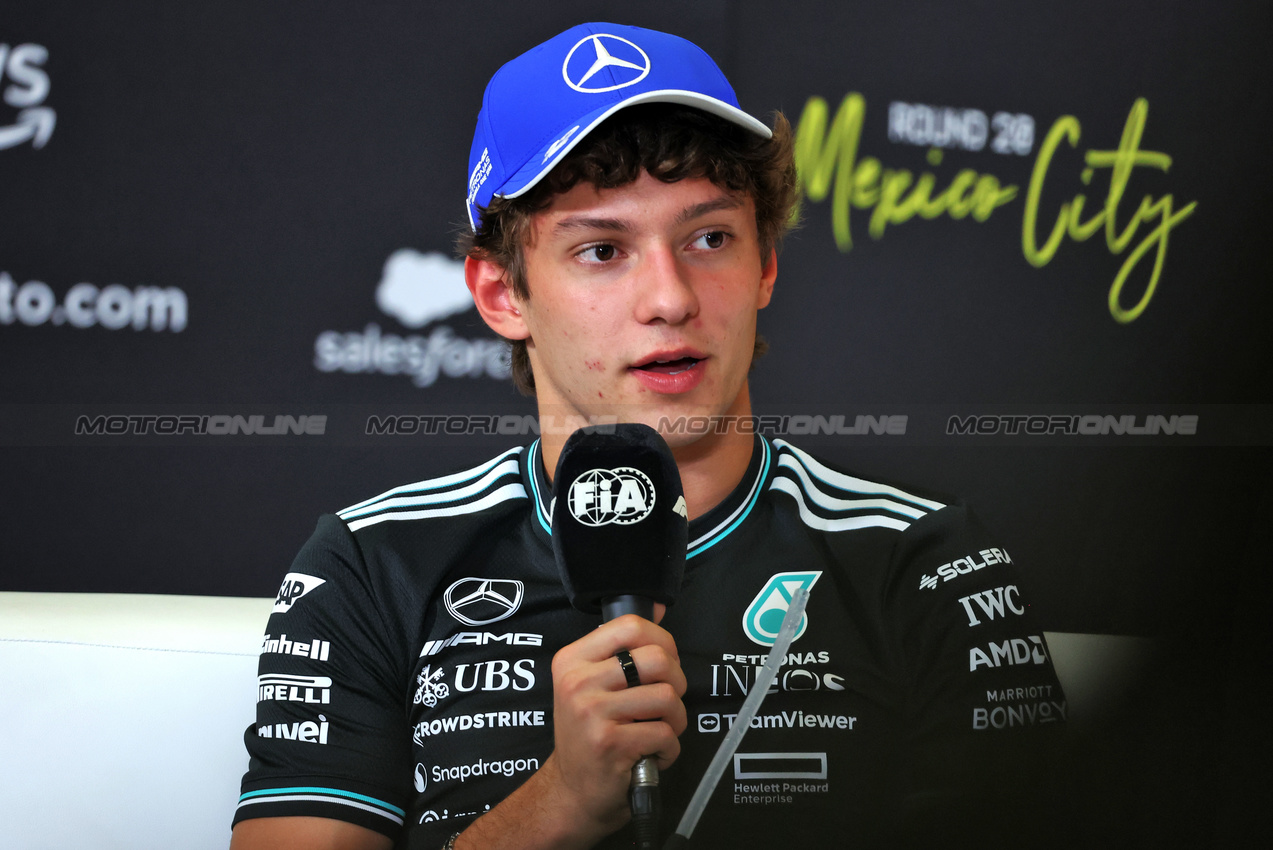 GP MESSICO, Andrea Kimi Antonelli (ITA) Mercedes AMG F1 in the FIA Press Conference.
23.10.2025. Formula 1 World Championship, Rd 20, Mexican Grand Prix, Mexico City, Mexico, Preparation Day.
- www.xpbimages.com, EMail: requests@xpbimages.com © Copyright: Bearne / XPB Images