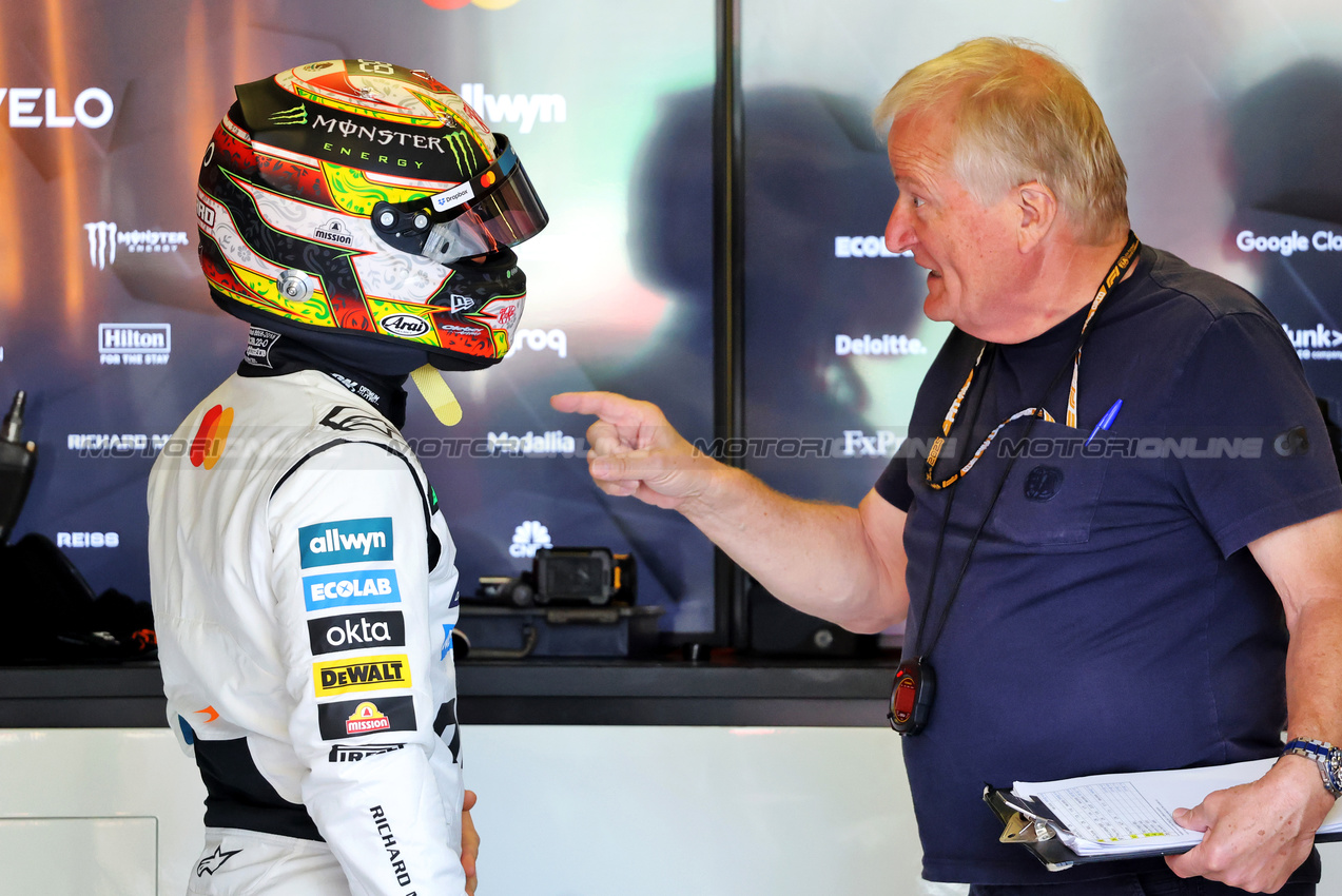 GP MESSICO, (L to R): Pato O'Ward (MEX) McLaren Reserve Driver with Jo Bauer (GER) FIA Delegate.
23.10.2025. Formula 1 World Championship, Rd 20, Mexican Grand Prix, Mexico City, Mexico, Preparation Day.
- www.xpbimages.com, EMail: requests@xpbimages.com © Copyright: Charniaux / XPB Images