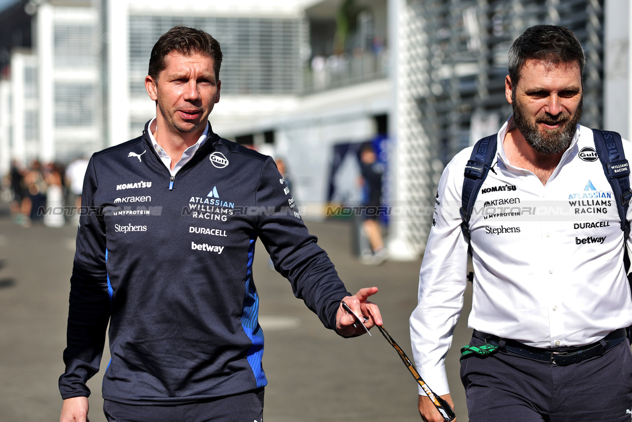 GP MESSICO, (L to R): James Vowles (GBR) Atlassian Williams Racing Team Principal with Lars Oude Hendrikman, Atlassian Williams Racing VIP Guest Manager.

25.10.2025. Formula 1 World Championship, Rd 20, Mexican Grand Prix, Mexico City, Mexico, Qualifiche Day.

- www.xpbimages.com, EMail: requests@xpbimages.com © Copyright: Bearne / XPB Images