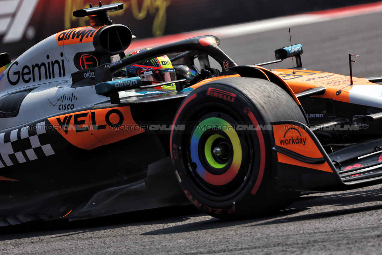 GP MESSICO, Oscar Piastri (AUS) McLaren MCL39.
25.10.2025. Formula 1 World Championship, Rd 20, Mexican Grand Prix, Mexico City, Mexico, Qualifiche Day.
- www.xpbimages.com, EMail: requests@xpbimages.com © Copyright: Bearne / XPB Images