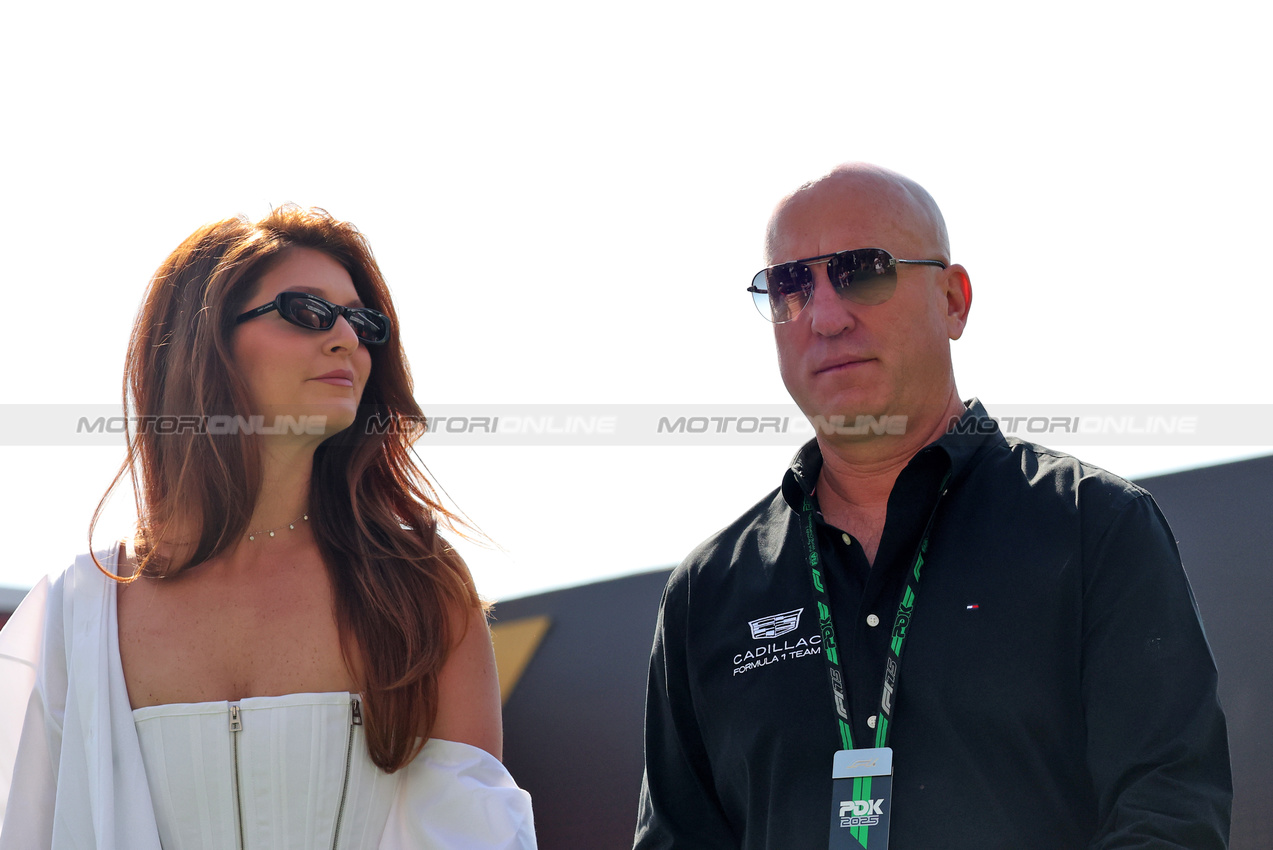 GP MESSICO, Dan Towriss (USA) Cadillac F1 Team e TWG Motorsports CEO with sua moglie Cassidy Towriss.

25.10.2025. Formula 1 World Championship, Rd 20, Mexican Grand Prix, Mexico City, Mexico, Qualifiche Day.

- www.xpbimages.com, EMail: requests@xpbimages.com © Copyright: Bearne / XPB Images
