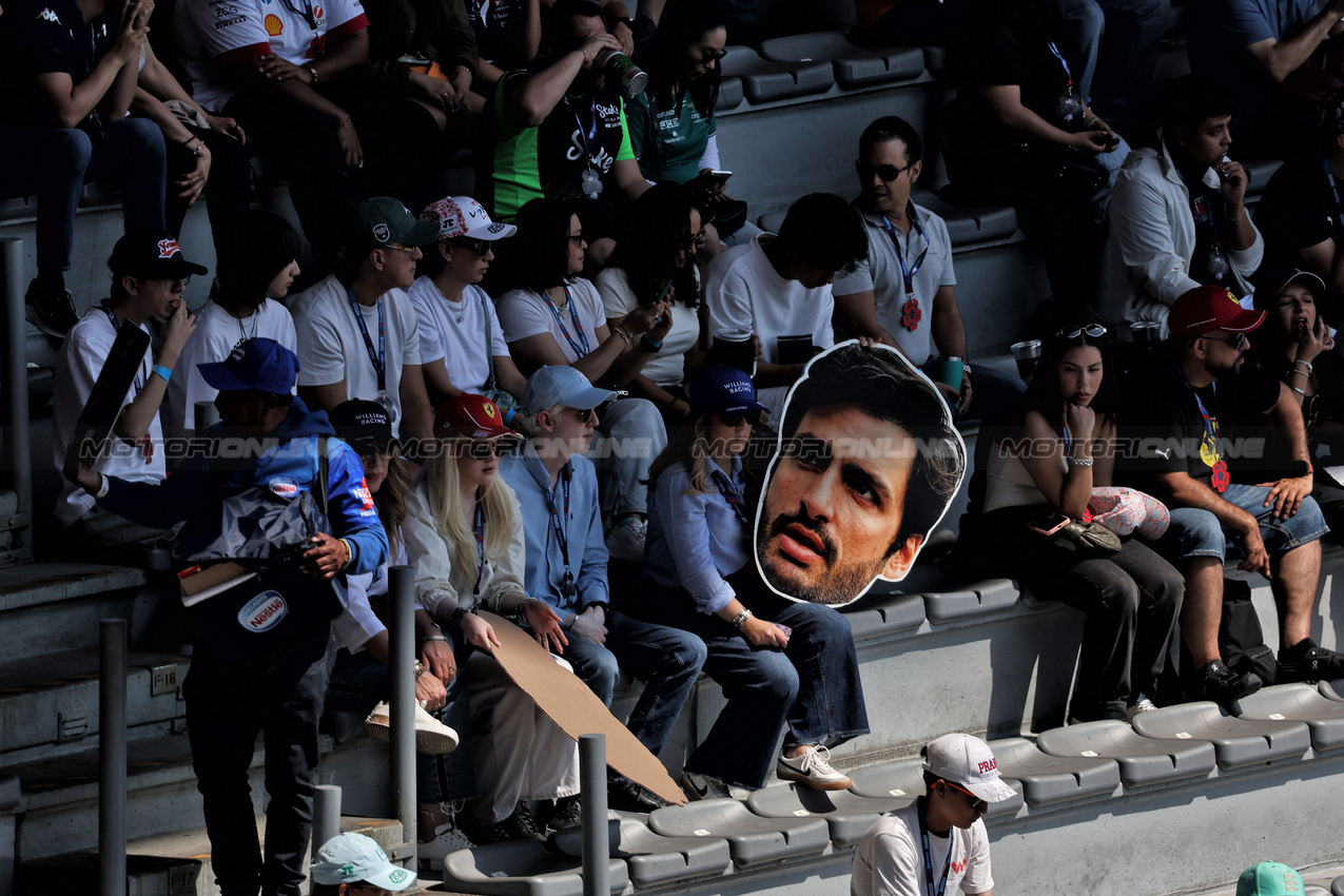 GP MESSICO, Circuit Atmosfera - Carlos Sainz (ESP) Atlassian Williams Racing fans in the grandstand.
25.10.2025. Formula 1 World Championship, Rd 20, Mexican Grand Prix, Mexico City, Mexico, Qualifiche Day.
- www.xpbimages.com, EMail: requests@xpbimages.com © Copyright: Bearne / XPB Images