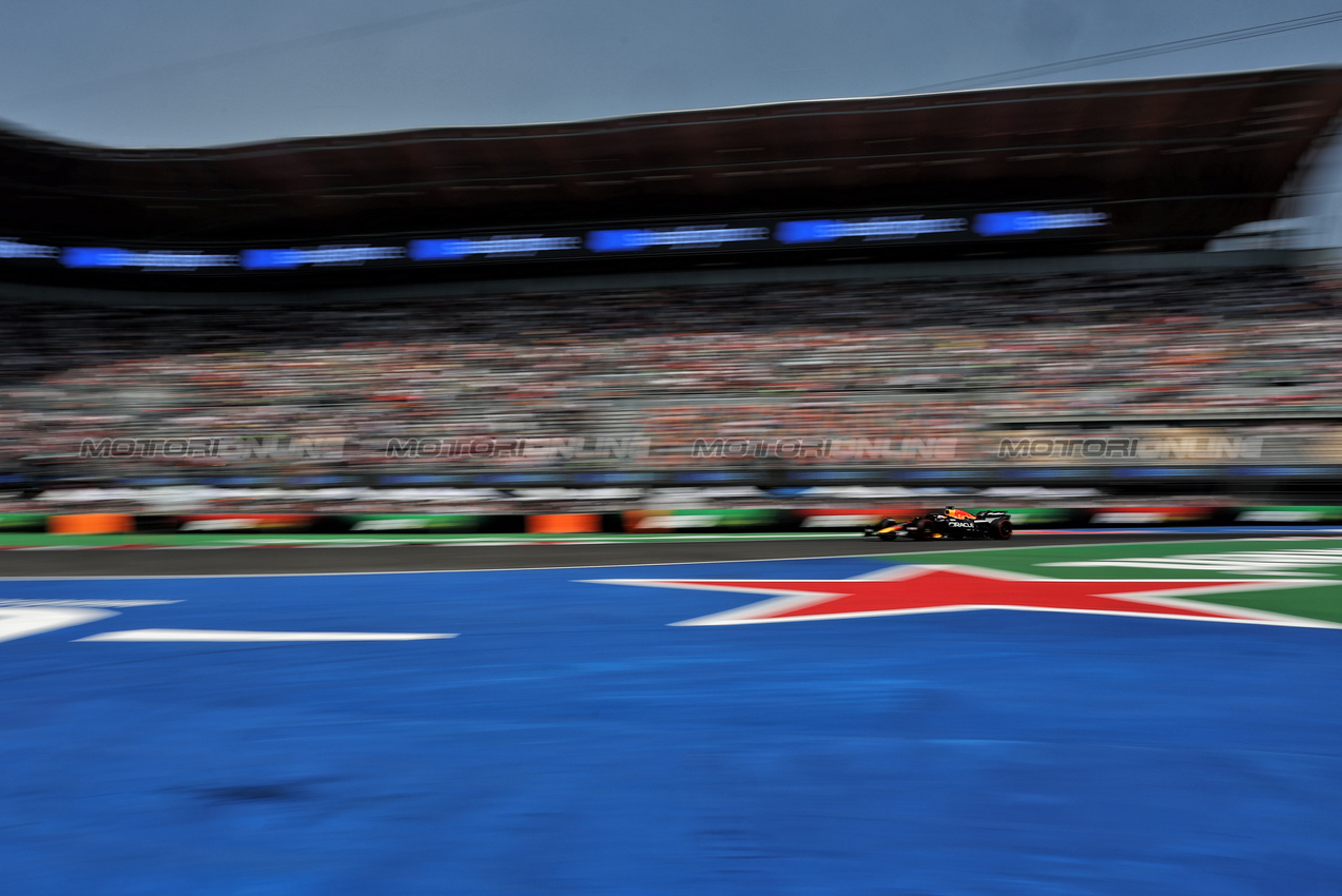 GP MESSICO, Max Verstappen (NLD) Red Bull Racing RB21.
25.10.2025. Formula 1 World Championship, Rd 20, Mexican Grand Prix, Mexico City, Mexico, Qualifiche Day.
- www.xpbimages.com, EMail: requests@xpbimages.com © Copyright: Charniaux / XPB Images