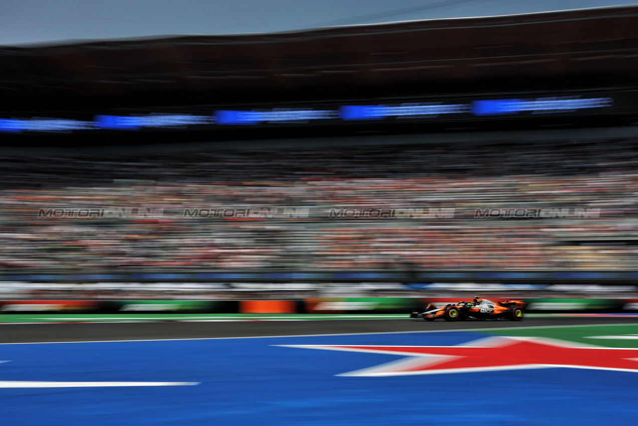 GP MESSICO, Lando Norris (GBR) McLaren MCL39.
25.10.2025. Formula 1 World Championship, Rd 20, Mexican Grand Prix, Mexico City, Mexico, Qualifiche Day.
- www.xpbimages.com, EMail: requests@xpbimages.com © Copyright: Charniaux / XPB Images