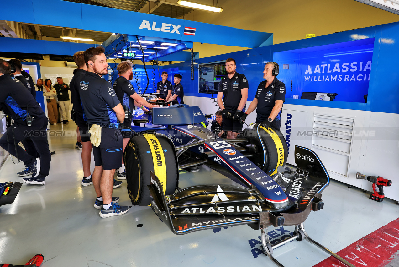 GP MESSICO, Alexander Albon (THA) Atlassian Williams Racing FW47 in the pits.

25.10.2025. Formula 1 World Championship, Rd 20, Mexican Grand Prix, Mexico City, Mexico, Qualifiche Day.

- www.xpbimages.com, EMail: requests@xpbimages.com © Copyright: Moy / XPB Images