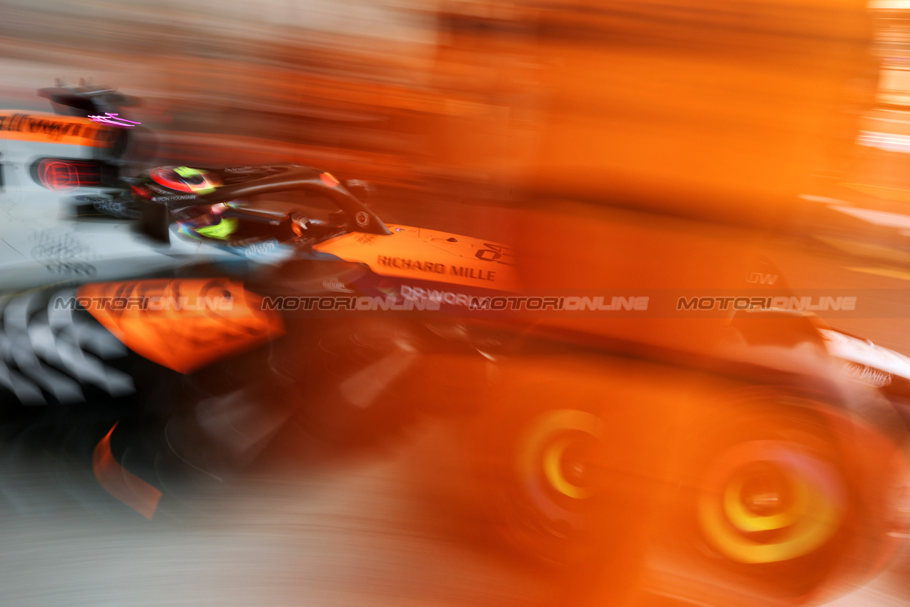 GP MESSICO, Oscar Piastri (AUS) McLaren MCL39 leaves the pits.

25.10.2025. Formula 1 World Championship, Rd 20, Mexican Grand Prix, Mexico City, Mexico, Qualifiche Day.

- www.xpbimages.com, EMail: requests@xpbimages.com © Copyright: Moy / XPB Images