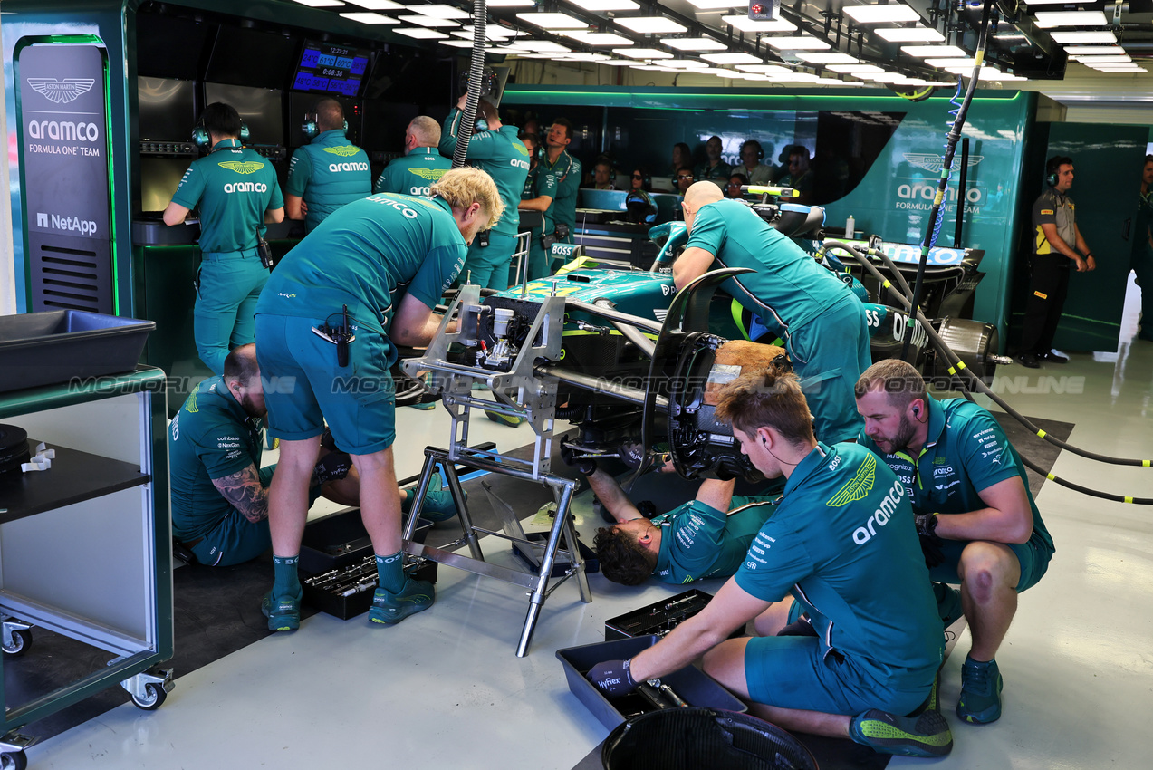 GP MESSICO, Mechanics work on the Aston Martin F1 Team AMR25 of Fernando Alonso (ESP) in the third practice session.
25.10.2025. Formula 1 World Championship, Rd 20, Mexican Grand Prix, Mexico City, Mexico, Qualifiche Day.
- www.xpbimages.com, EMail: requests@xpbimages.com © Copyright: Moy / XPB Images