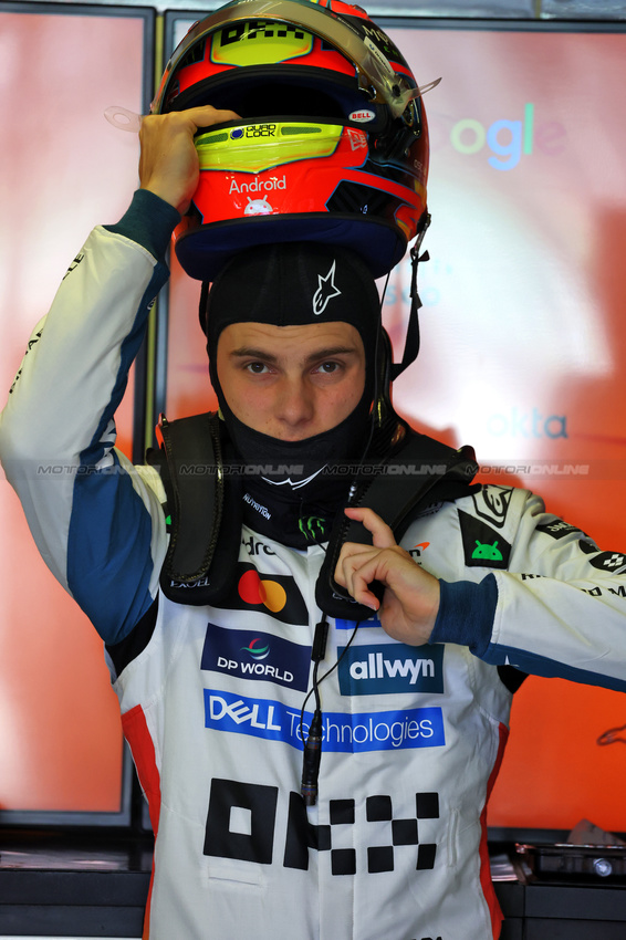 GP MESSICO, Oscar Piastri (AUS) McLaren.
25.10.2025. Formula 1 World Championship, Rd 20, Mexican Grand Prix, Mexico City, Mexico, Qualifiche Day.
- www.xpbimages.com, EMail: requests@xpbimages.com © Copyright: Moy / XPB Images