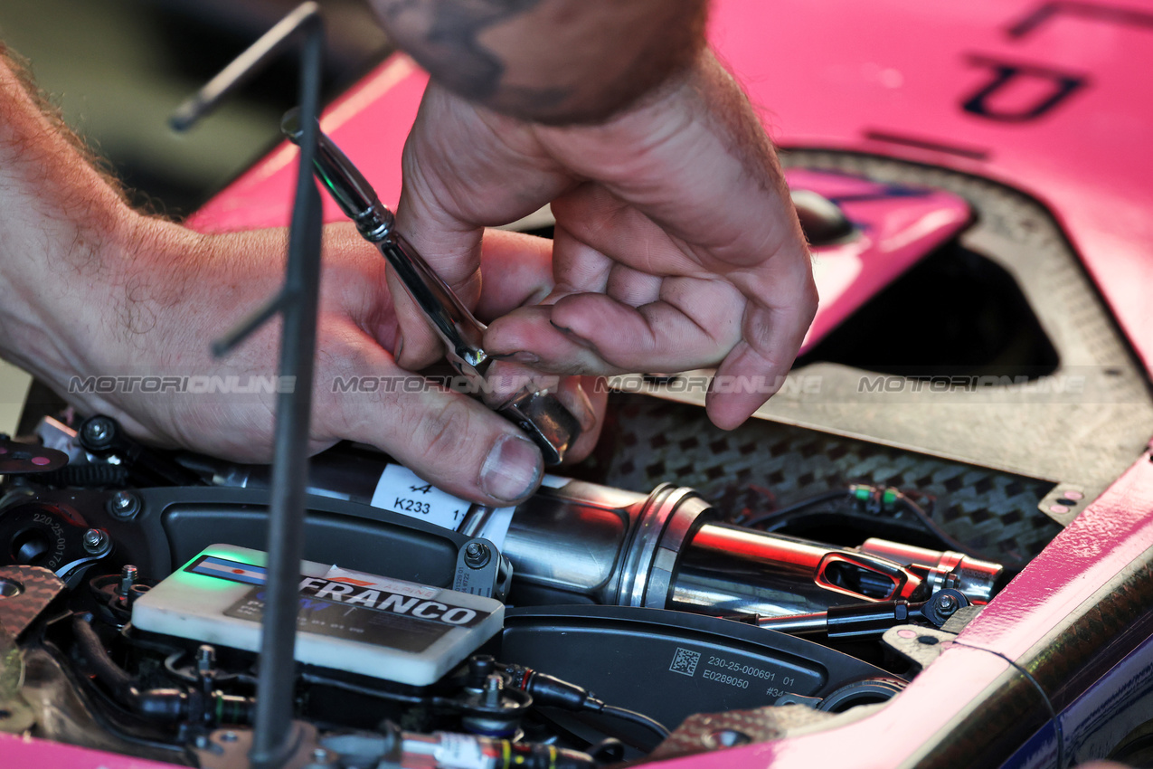 GP MESSICO, Mechanic works on the Alpine F1 Team A525 of Franco Colapinto (ARG).
25.10.2025. Formula 1 World Championship, Rd 20, Mexican Grand Prix, Mexico City, Mexico, Qualifiche Day.
- www.xpbimages.com, EMail: requests@xpbimages.com © Copyright: Moy / XPB Images