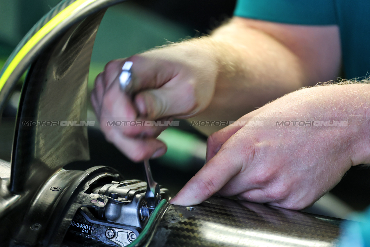 GP MESSICO, Mechanic works on the brakes of an Aston Martin F1 Team AMR25.
25.10.2025. Formula 1 World Championship, Rd 20, Mexican Grand Prix, Mexico City, Mexico, Qualifiche Day.
- www.xpbimages.com, EMail: requests@xpbimages.com © Copyright: Moy / XPB Images