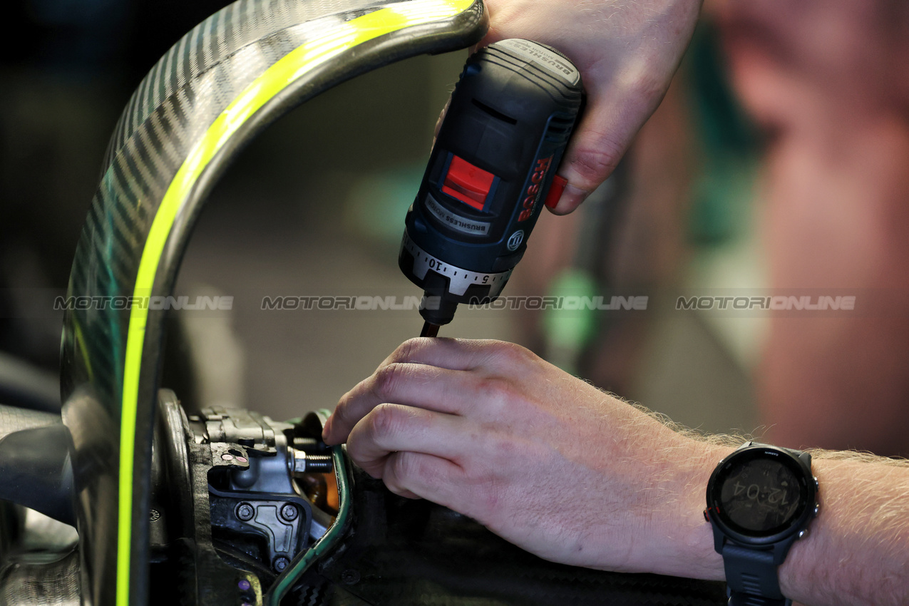 GP MESSICO, Mechanic works on the brakes of an Aston Martin F1 Team AMR25.

25.10.2025. Formula 1 World Championship, Rd 20, Mexican Grand Prix, Mexico City, Mexico, Qualifiche Day.

- www.xpbimages.com, EMail: requests@xpbimages.com © Copyright: Moy / XPB Images