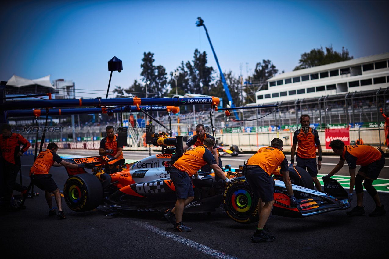 GP MESSICO, Oscar Piastri (AUS) McLaren MCL39 in the pits.
- www.xpbimages.com, EMail: requests@xpbimages.com © Copyright: XPB Images