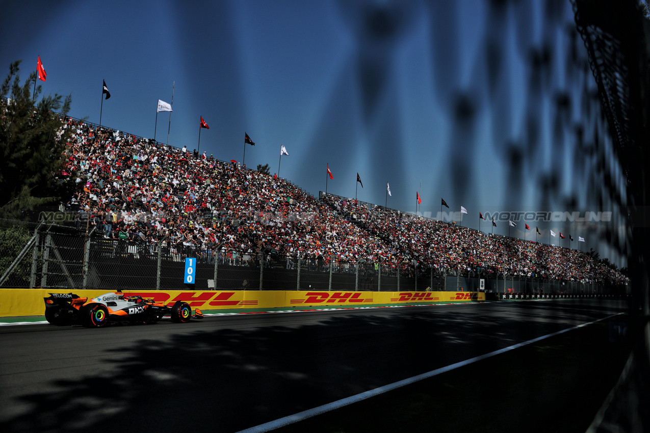 GP MESSICO, Oscar Piastri (AUS) McLaren MCL39.
25.10.2025. Formula 1 World Championship, Rd 20, Mexican Grand Prix, Mexico City, Mexico, Qualifiche Day.
- www.xpbimages.com, EMail: requests@xpbimages.com © Copyright: Charniaux / XPB Images