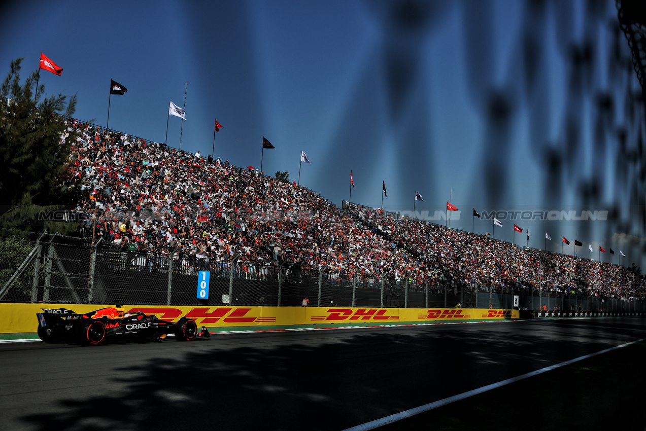 GP MESSICO, Max Verstappen (NLD) Red Bull Racing RB21.
25.10.2025. Formula 1 World Championship, Rd 20, Mexican Grand Prix, Mexico City, Mexico, Qualifiche Day.
- www.xpbimages.com, EMail: requests@xpbimages.com © Copyright: Charniaux / XPB Images