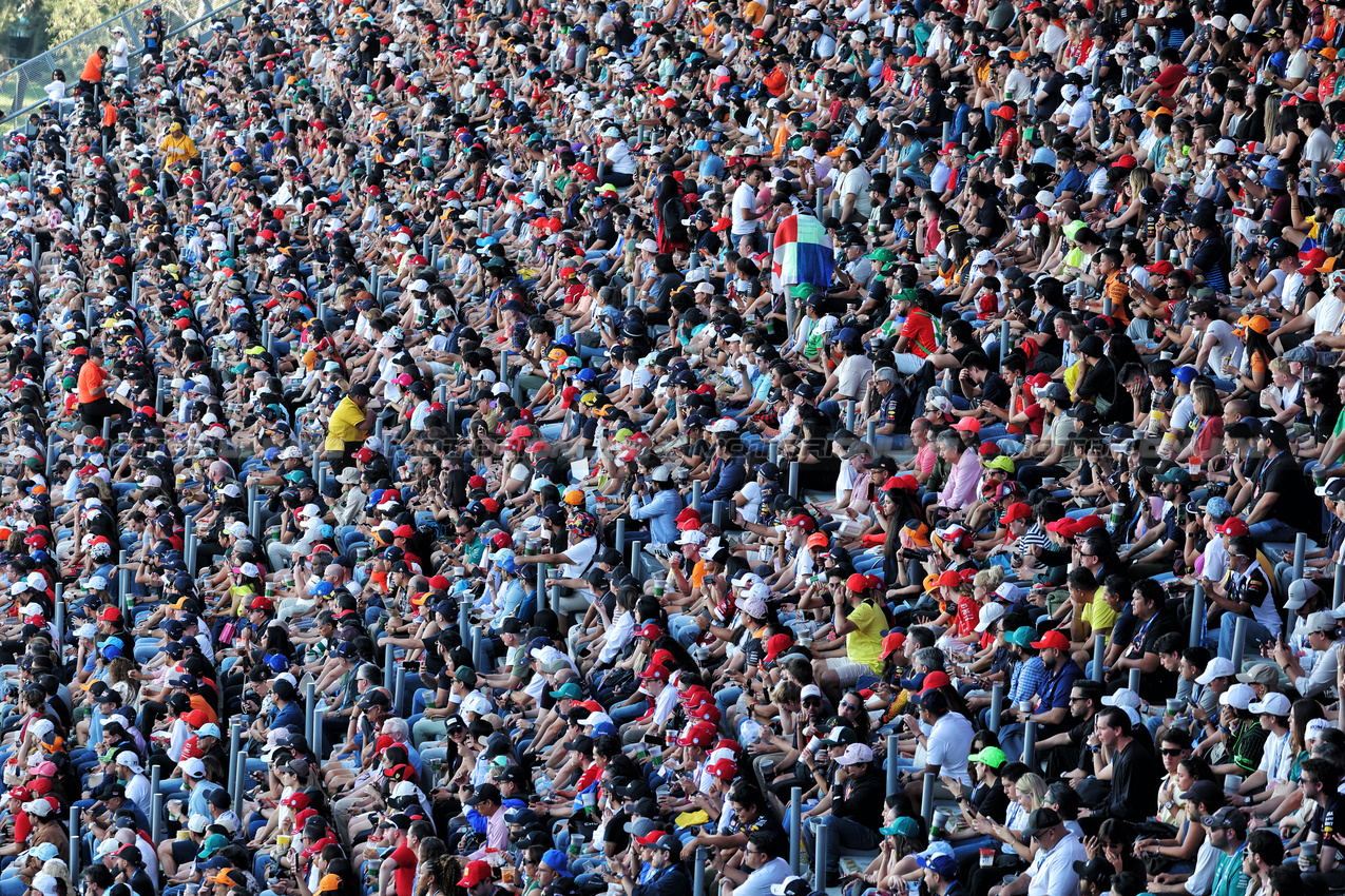 GP MESSICO, Circuit Atmosfera - fans in the grandstand.
25.10.2025. Formula 1 World Championship, Rd 20, Mexican Grand Prix, Mexico City, Mexico, Qualifiche Day.
- www.xpbimages.com, EMail: requests@xpbimages.com © Copyright: Moy / XPB Images