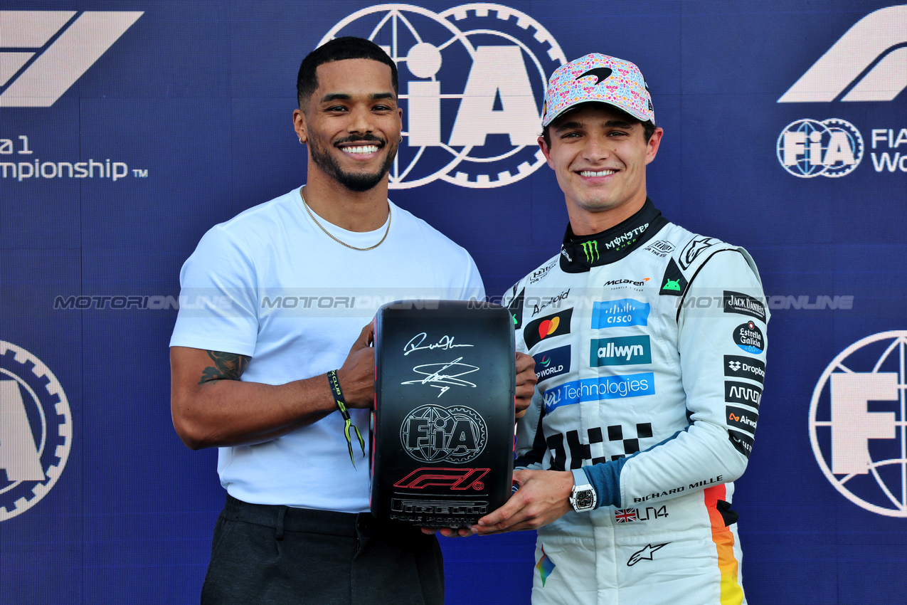 GP MESSICO, (L to R): Rome Flynn (USA) Actor presents the Pirelli Pole Position Award to Lando Norris (GBR) McLaren in qualifying parc ferme.

25.10.2025. Formula 1 World Championship, Rd 20, Mexican Grand Prix, Mexico City, Mexico, Qualifiche Day.

- www.xpbimages.com, EMail: requests@xpbimages.com © Copyright: Batchelor / XPB Images