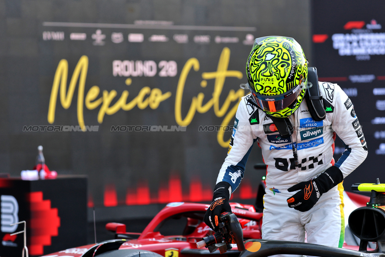 GP MESSICO, Pole sitter Lando Norris (GBR) McLaren MCL39 in qualifying parc ferme.
25.10.2025. Formula 1 World Championship, Rd 20, Mexican Grand Prix, Mexico City, Mexico, Qualifiche Day.
- www.xpbimages.com, EMail: requests@xpbimages.com © Copyright: Batchelor / XPB Images