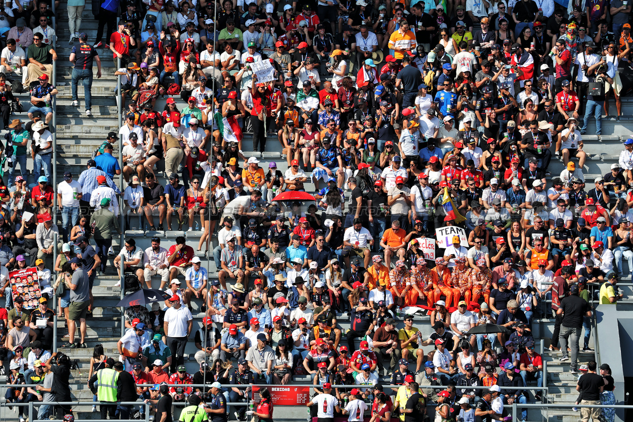 GP MESSICO, Circuit Atmosfera - fans in the grandstand.

25.10.2025. Formula 1 World Championship, Rd 20, Mexican Grand Prix, Mexico City, Mexico, Qualifiche Day.

- www.xpbimages.com, EMail: requests@xpbimages.com © Copyright: Moy / XPB Images