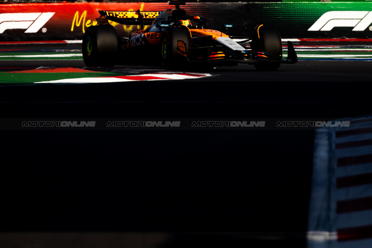 GP MESSICO, Oscar Piastri (AUS) McLaren MCL39.
25.10.2025. Formula 1 World Championship, Rd 20, Mexican Grand Prix, Mexico City, Mexico, Qualifiche Day.
- www.xpbimages.com, EMail: requests@xpbimages.com © Copyright: Bearne / XPB Images