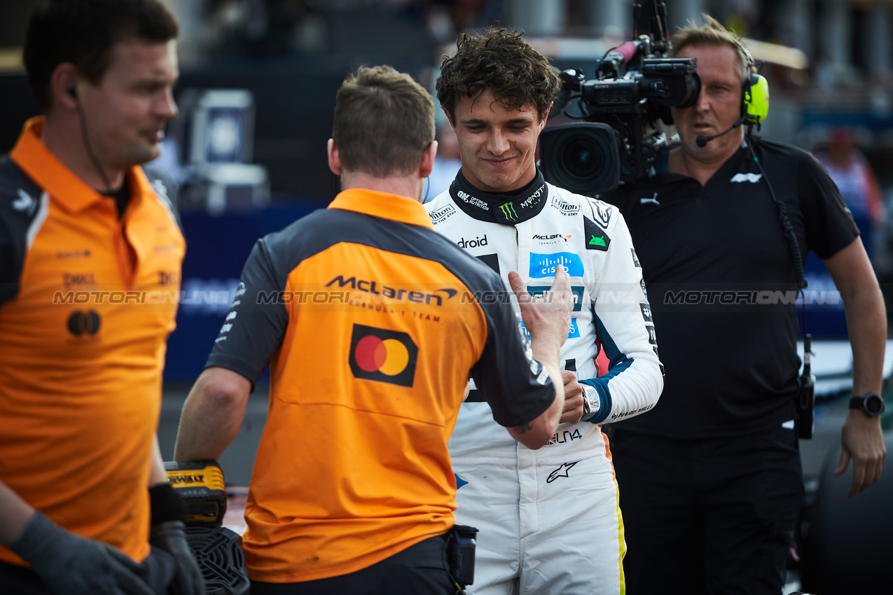 GP MESSICO, Lando Norris (GBR) McLaren celebrates his pole position in qualifying parc ferme.

25.10.2025. Formula 1 World Championship, Rd 20, Mexican Grand Prix, Mexico City, Mexico, Qualifiche Day.

- www.xpbimages.com, EMail: requests@xpbimages.com © Copyright: XPB Images
