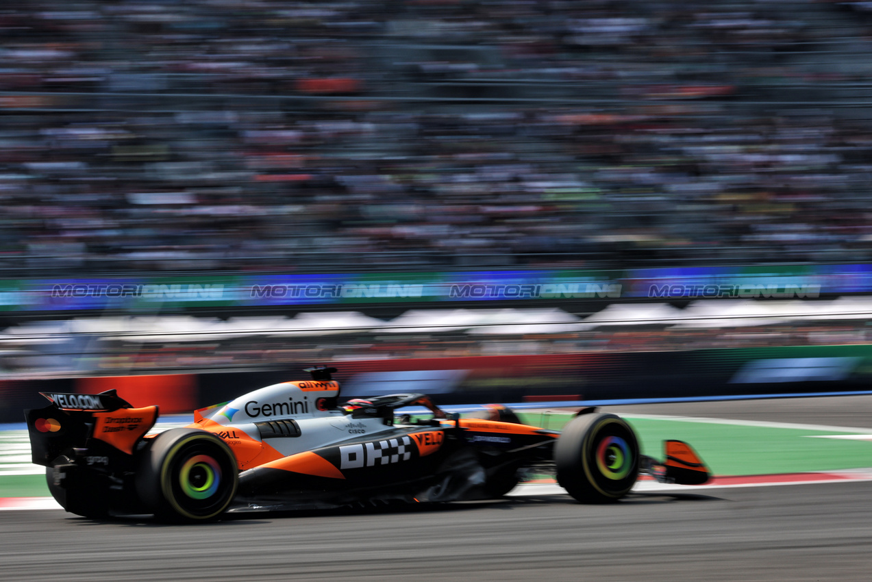 GP MESSICO, Oscar Piastri (AUS) McLaren MCL39.
25.10.2025. Formula 1 World Championship, Rd 20, Mexican Grand Prix, Mexico City, Mexico, Qualifiche Day.
- www.xpbimages.com, EMail: requests@xpbimages.com © Copyright: Batchelor / XPB Images