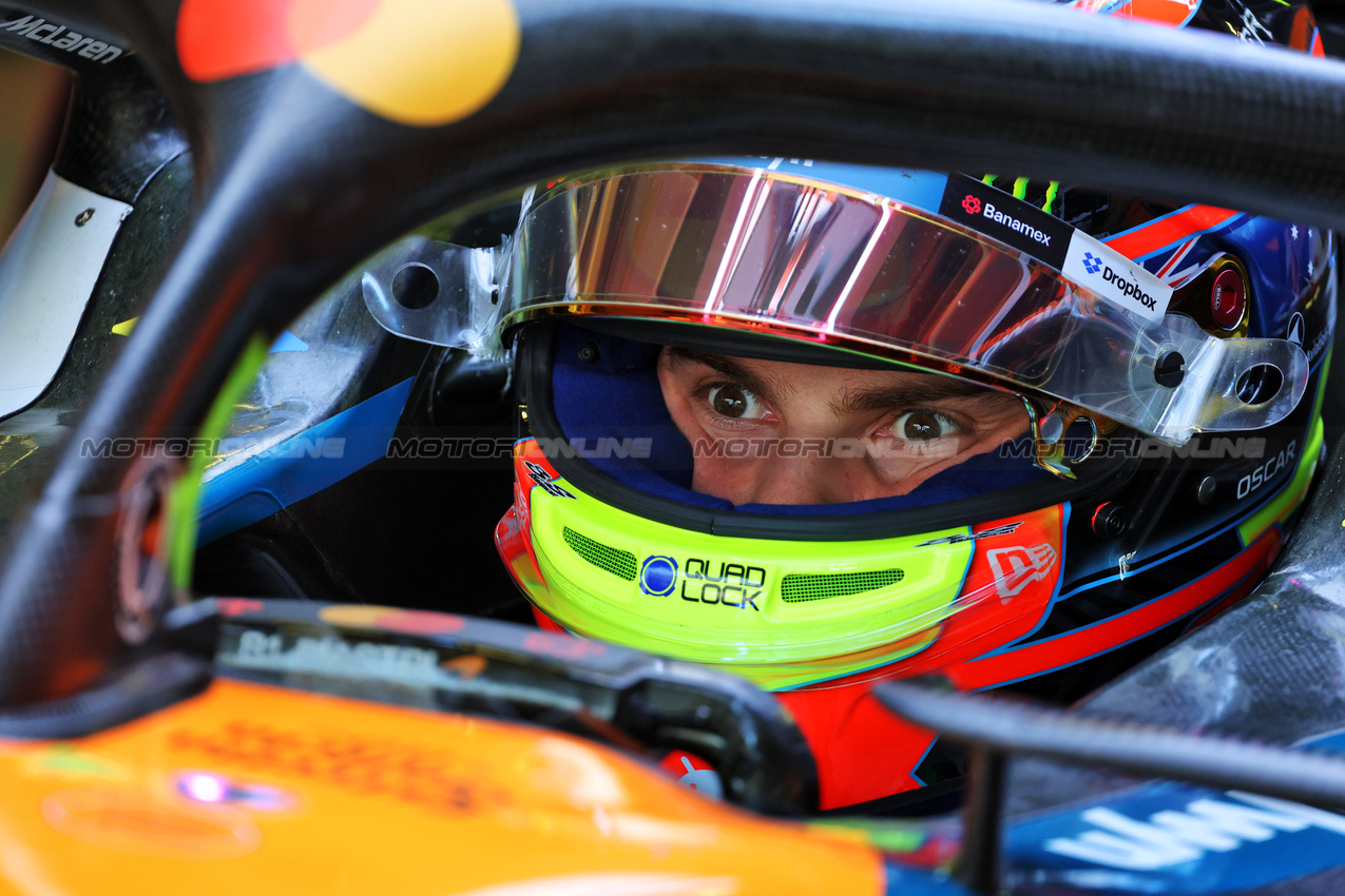 GP MESSICO, Oscar Piastri (AUS) McLaren MCL39.
25.10.2025. Formula 1 World Championship, Rd 20, Mexican Grand Prix, Mexico City, Mexico, Qualifiche Day.
- www.xpbimages.com, EMail: requests@xpbimages.com © Copyright: Batchelor / XPB Images