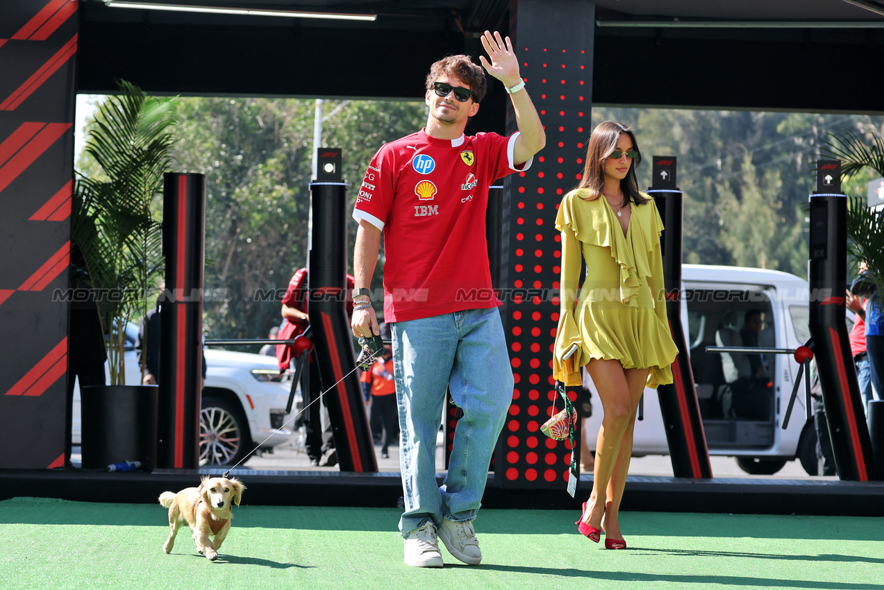 GP MESSICO, (L to R): Charles Leclerc (MON) Ferrari with Domenica Alexandra Saint Mleux (ITA).
25.10.2025. Formula 1 World Championship, Rd 20, Mexican Grand Prix, Mexico City, Mexico, Qualifiche Day.
- www.xpbimages.com, EMail: requests@xpbimages.com © Copyright: Moy / XPB Images
