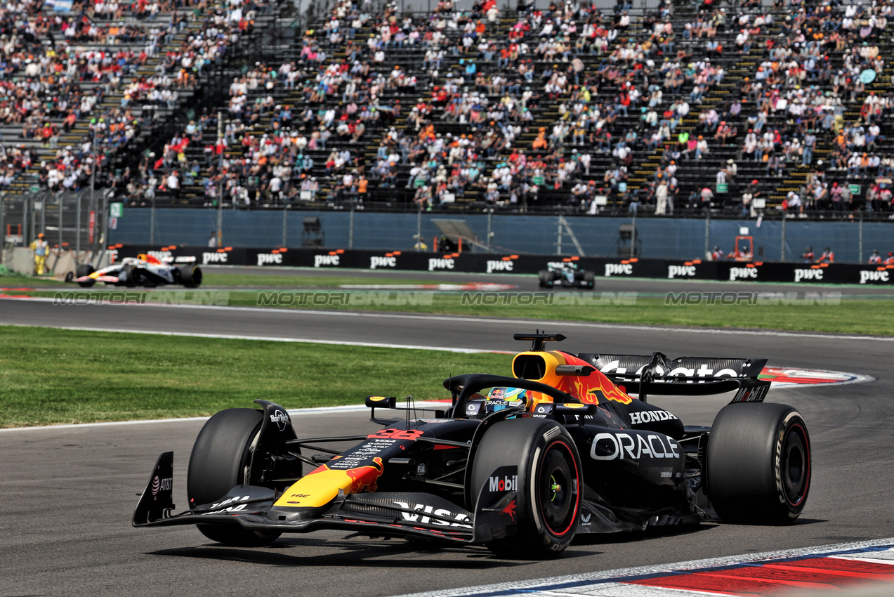 GP MESSICO, Arvid Lindblad (GBR) Red Bull Racing RB21 Junior Driver.
24.10.2025. Formula 1 World Championship, Rd 20, Mexican Grand Prix, Mexico City, Mexico, Practice Day.
- www.xpbimages.com, EMail: requests@xpbimages.com © Copyright: Bearne / XPB Images