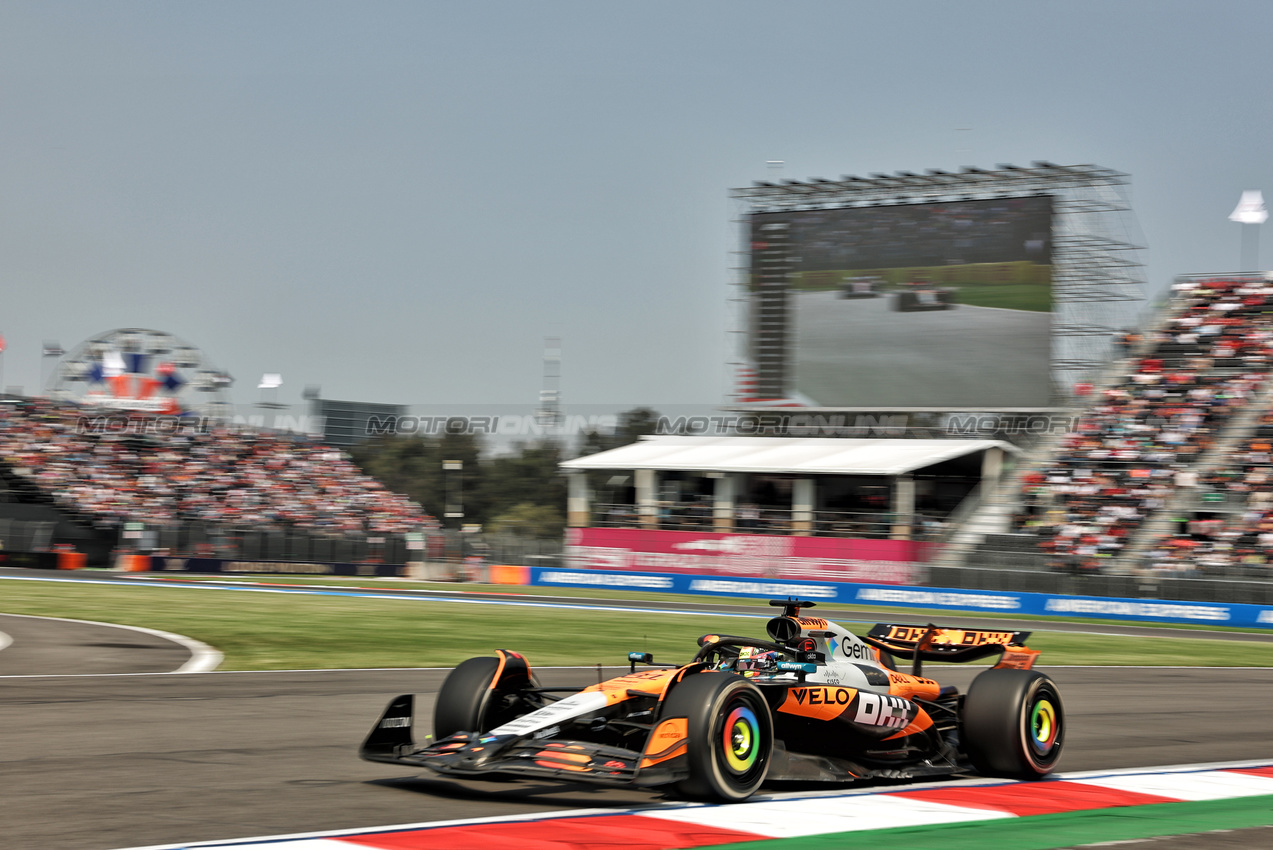 GP MESSICO, Oscar Piastri (AUS) McLaren MCL39.

24.10.2025. Formula 1 World Championship, Rd 20, Mexican Grand Prix, Mexico City, Mexico, Practice Day.

- www.xpbimages.com, EMail: requests@xpbimages.com © Copyright: Bearne / XPB Images