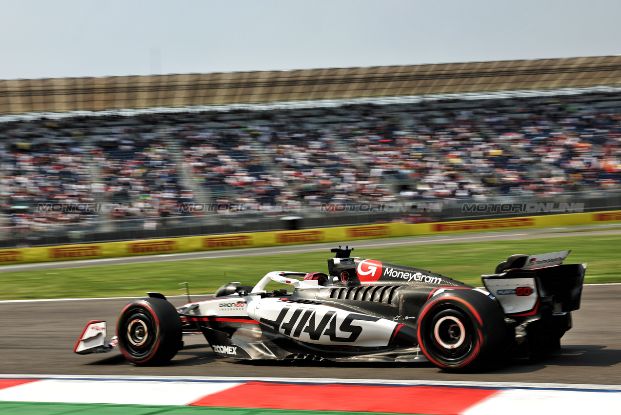 GP MESSICO, Esteban Ocon (FRA) Haas VF-25.

24.10.2025. Formula 1 World Championship, Rd 20, Mexican Grand Prix, Mexico City, Mexico, Practice Day.

- www.xpbimages.com, EMail: requests@xpbimages.com © Copyright: Bearne / XPB Images