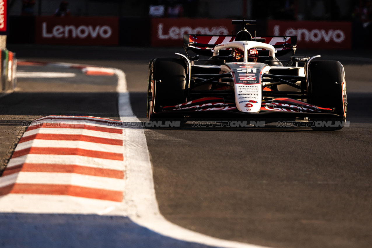 GP MESSICO, Esteban Ocon (FRA) Haas VF-25.
24.10.2025. Formula 1 World Championship, Rd 20, Mexican Grand Prix, Mexico City, Mexico, Practice Day.
- www.xpbimages.com, EMail: requests@xpbimages.com © Copyright: Bearne / XPB Images