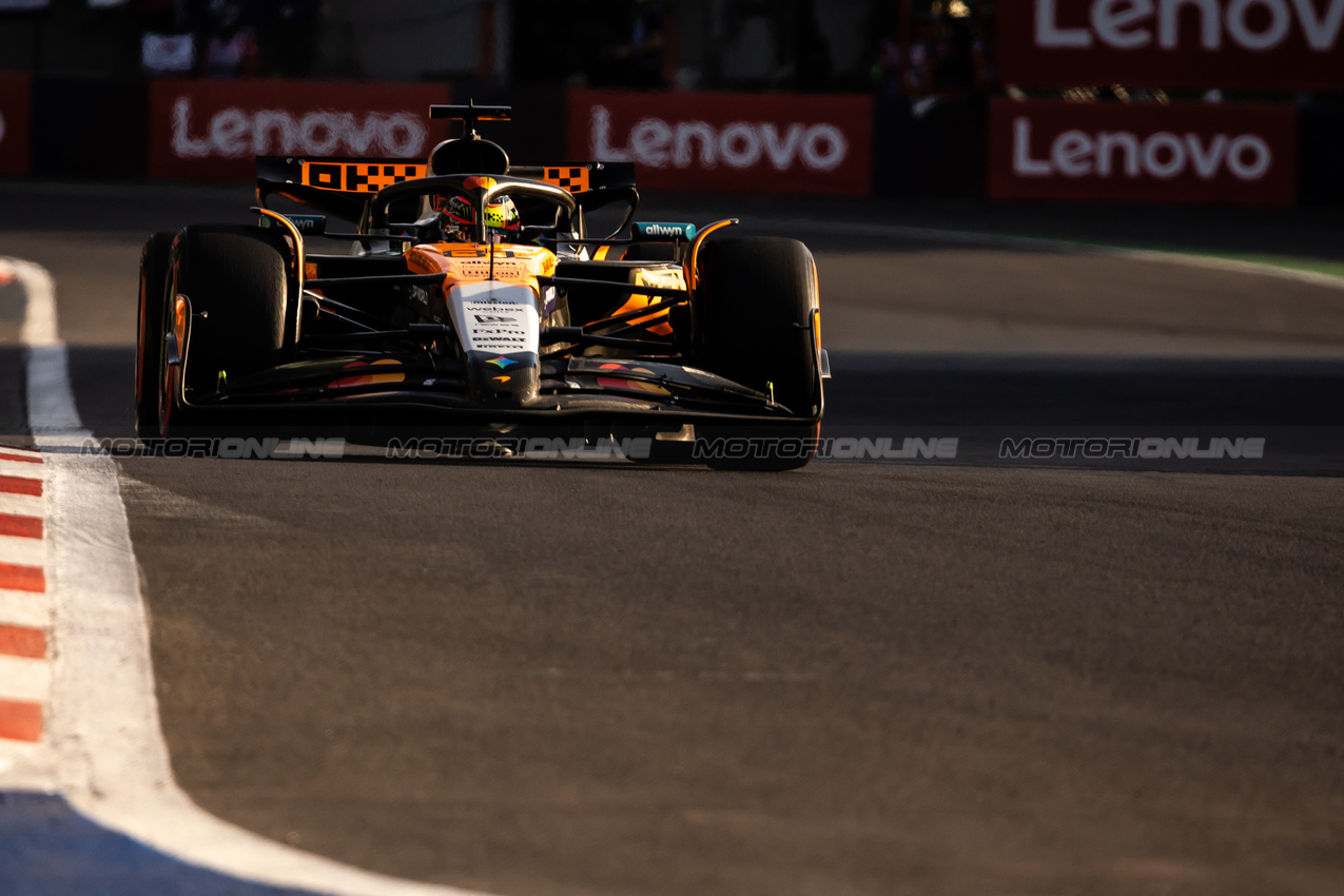 GP MESSICO, Oscar Piastri (AUS) McLaren MCL39.
24.10.2025. Formula 1 World Championship, Rd 20, Mexican Grand Prix, Mexico City, Mexico, Practice Day.
- www.xpbimages.com, EMail: requests@xpbimages.com © Copyright: Bearne / XPB Images